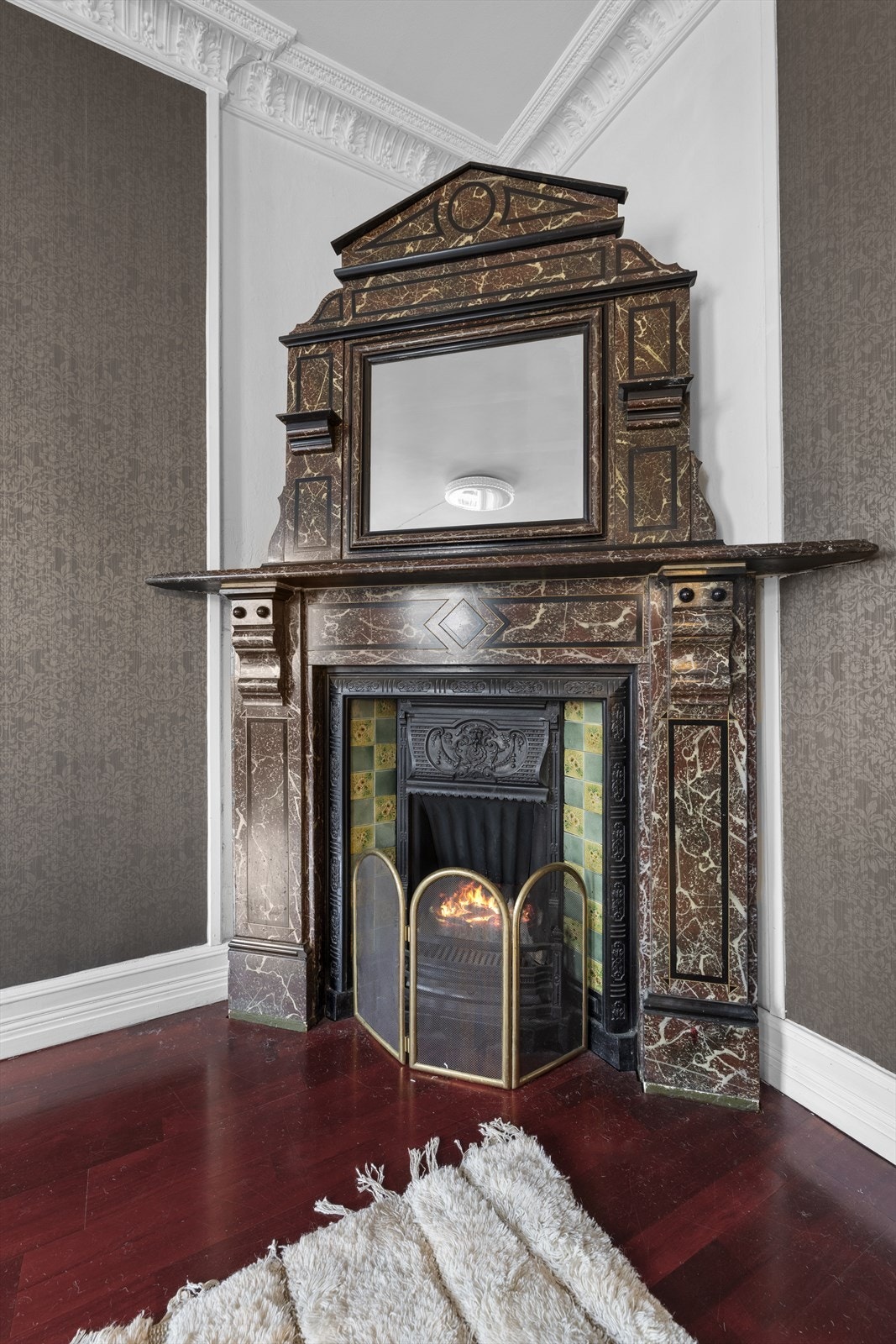 Flott marmorpeis i spisestue i tillegg til peisinnsats i stue Galleribilde