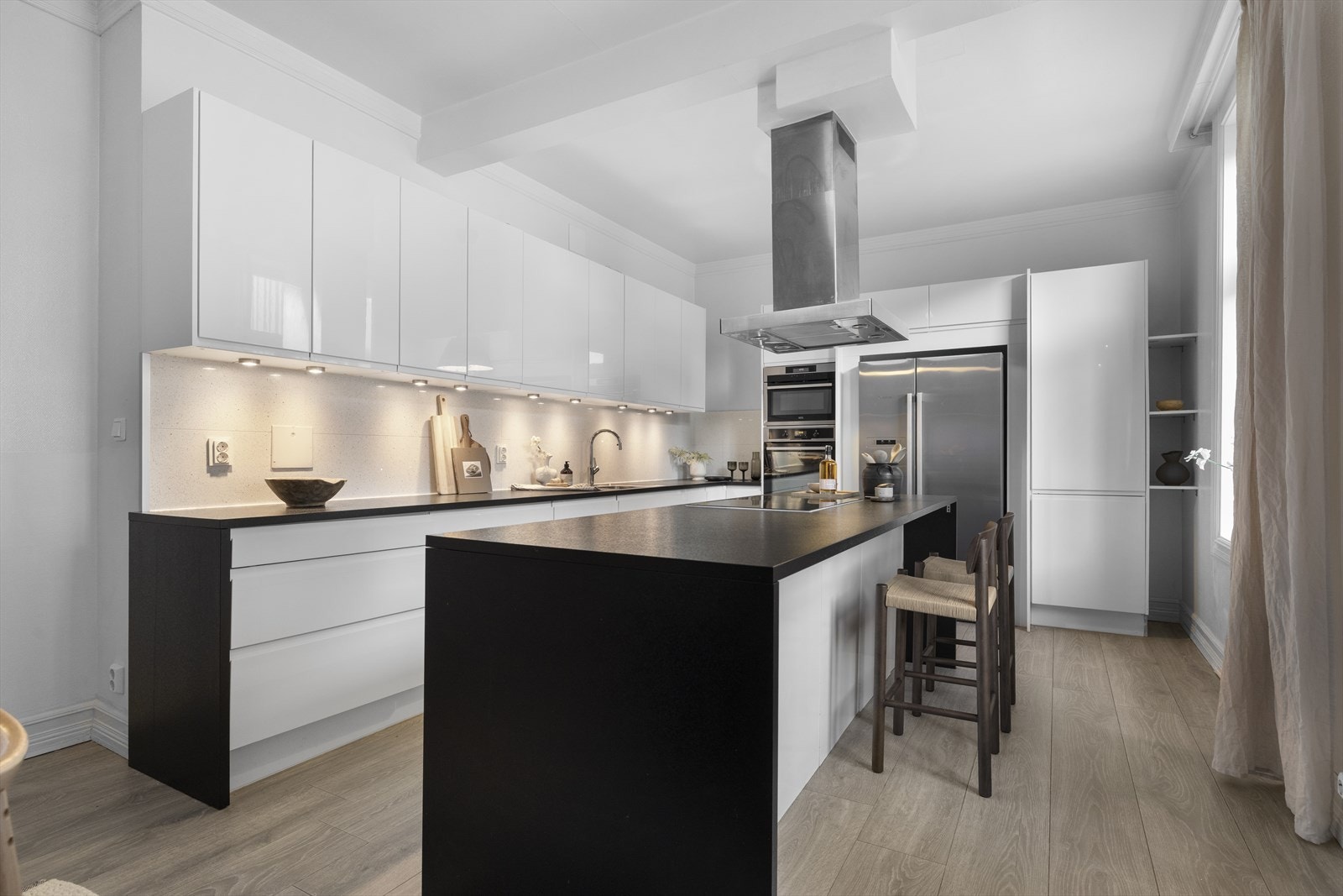 Svært godt med skap, skuff og benkeplass Galleribilde