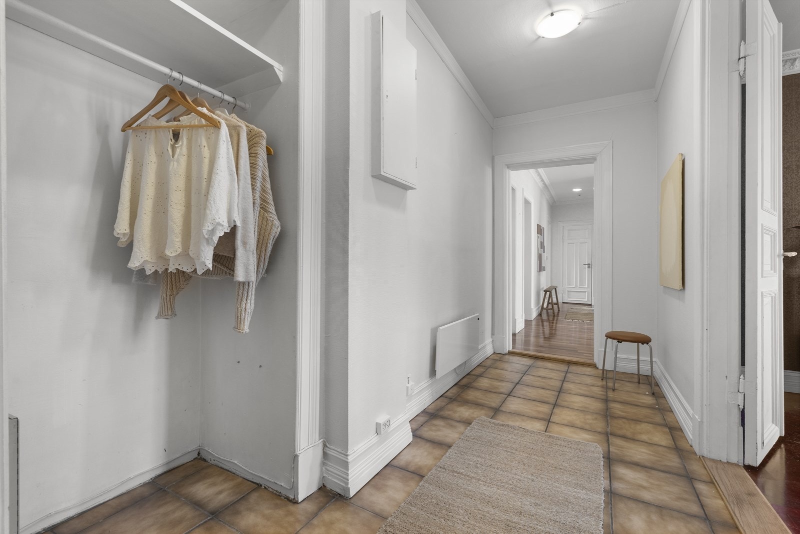 Romslig flislagt entré. Utover kjøkken og bad har leiligheten ellers behov for oppussing av overflater for å nå dagens 2026 standardkrav Galleribilde