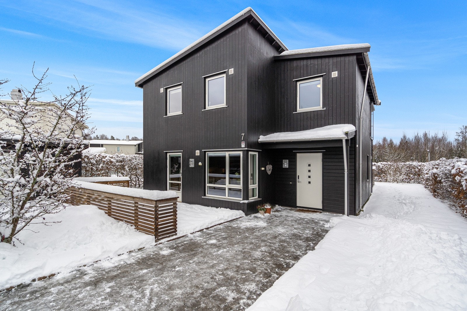 Stilren og tøff fasade - Beiset i 2025 Galleribilde