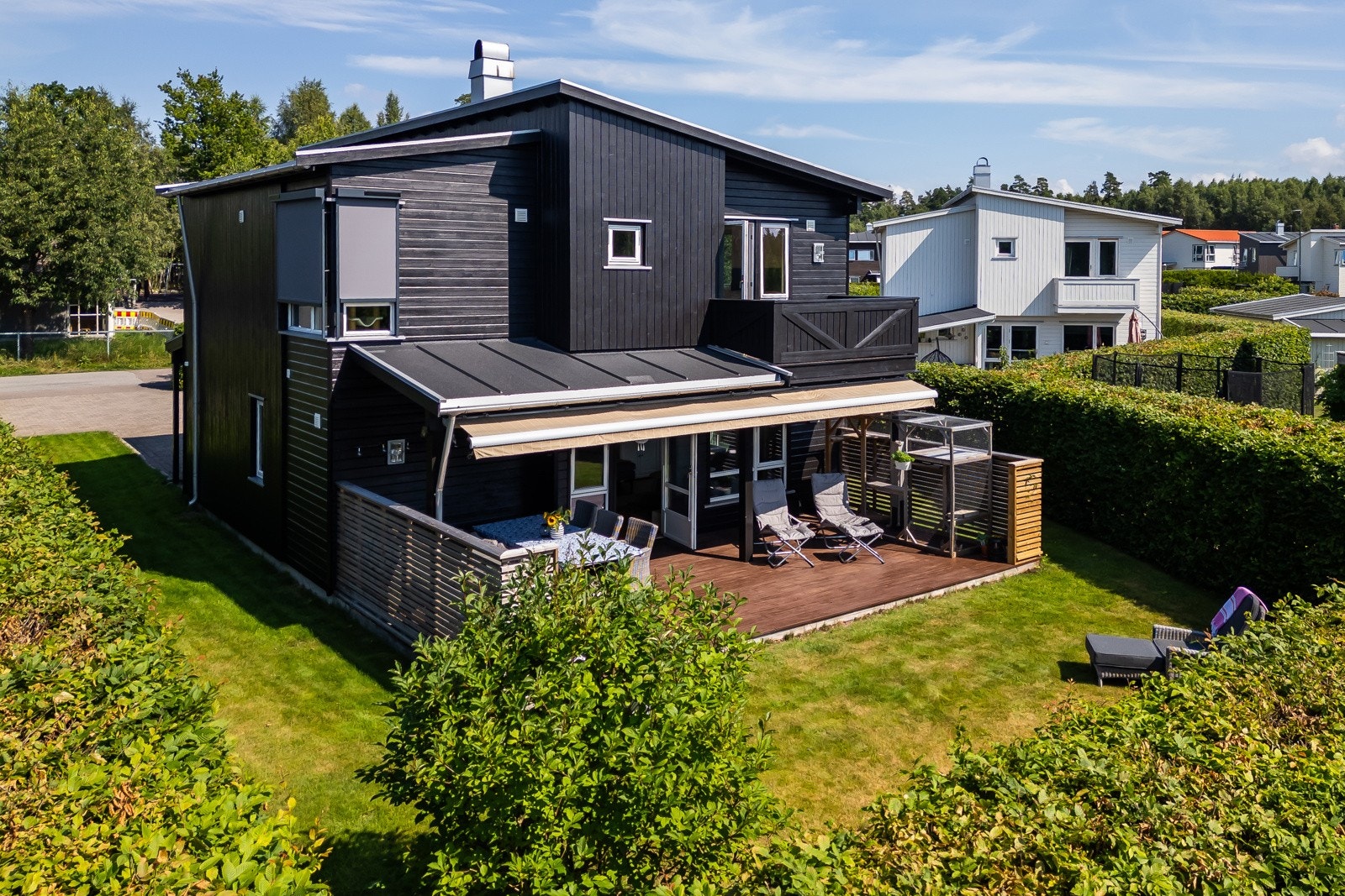 Solrik, usjenert og barnevennlig hagetomt Galleribilde