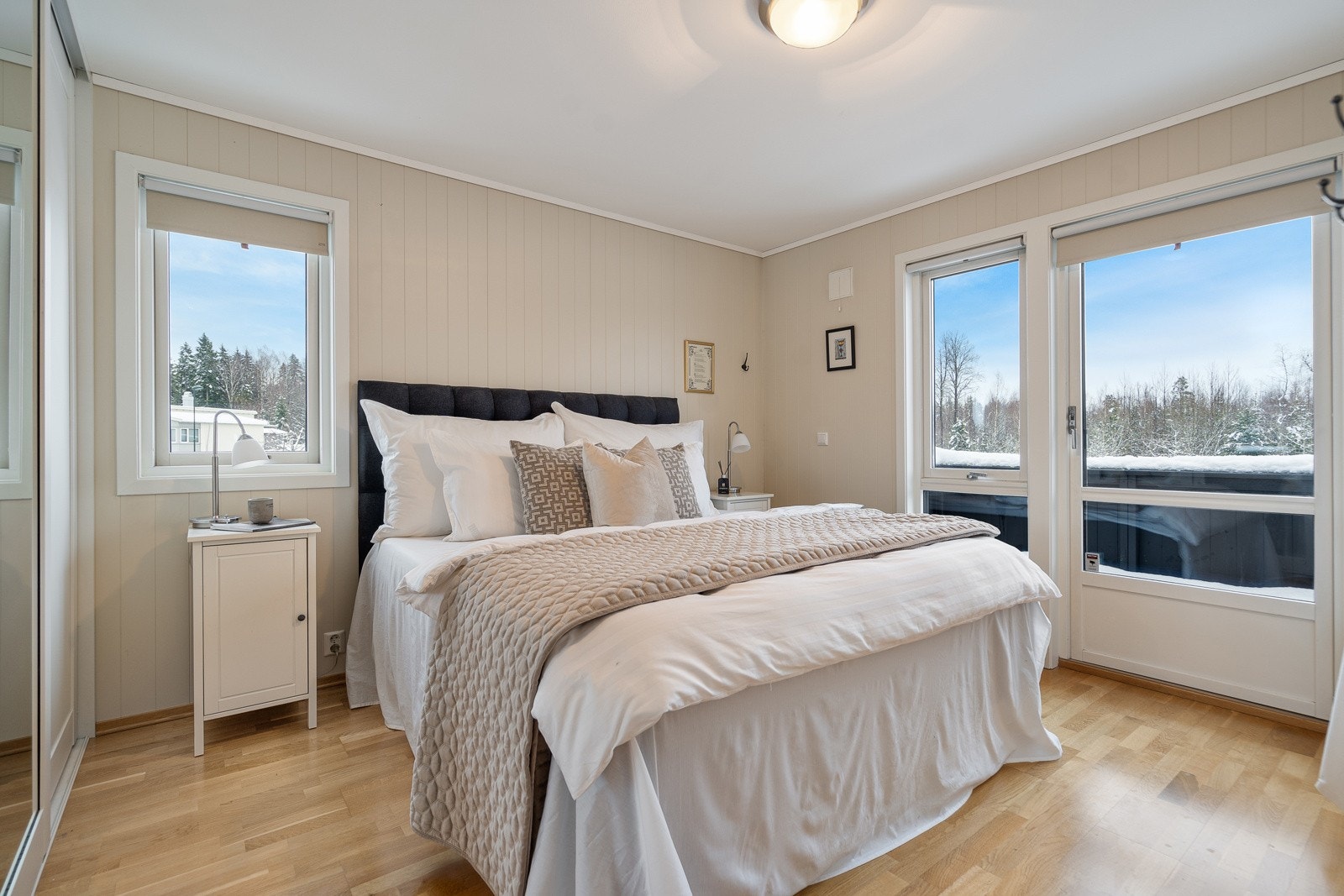 Hovedsoverom med ugang til balkong Galleribilde