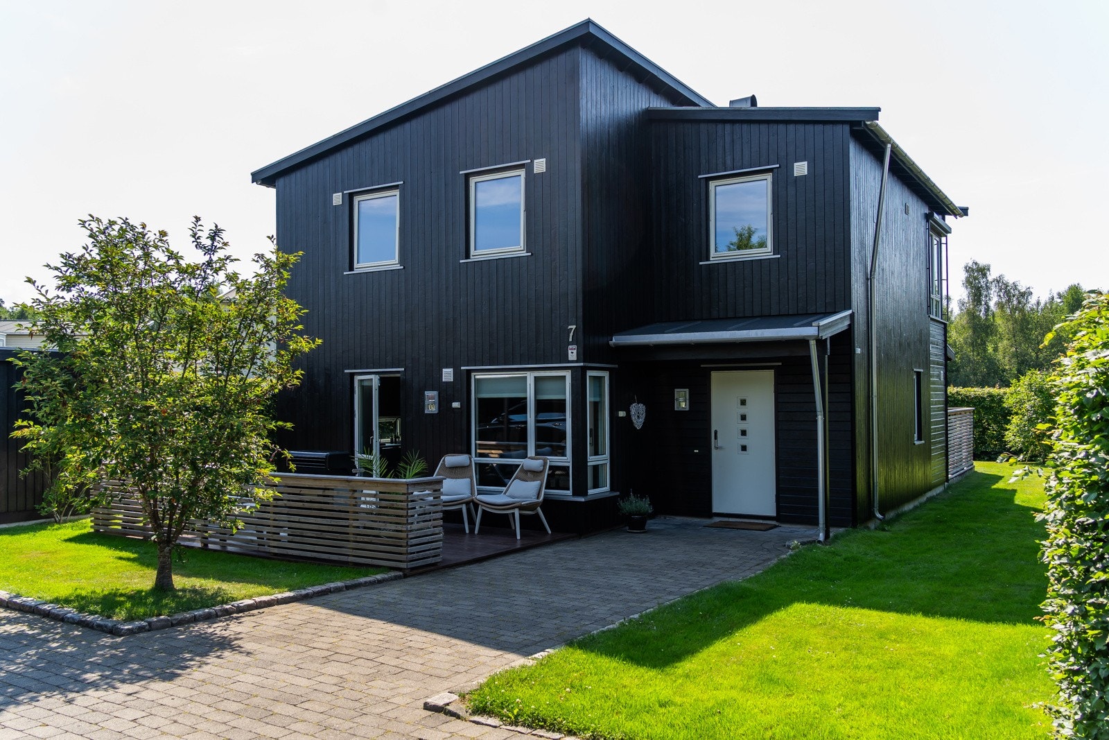 Lettstelt og nydelig hagetomt. Stenlagt gårdsplass Galleribilde