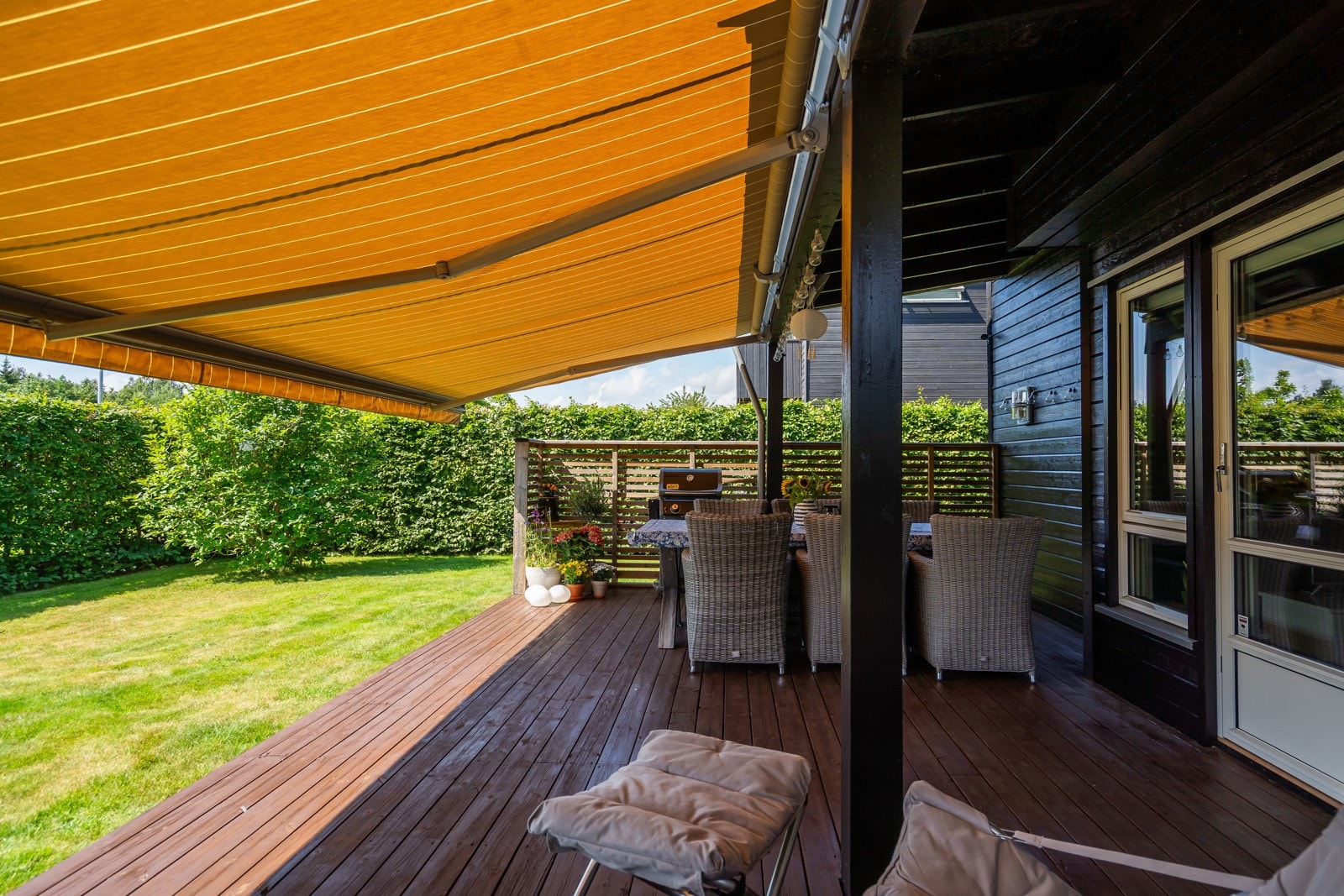 Stor markise gir skygge og mulighet for lune sommerkvelder Galleribilde