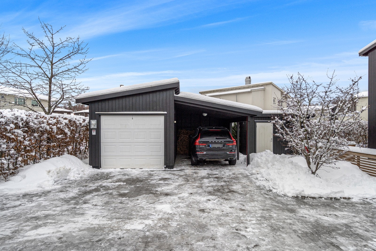 Garasje med carport og stor bod - Innstalert 2 stk el.billadere Galleribilde