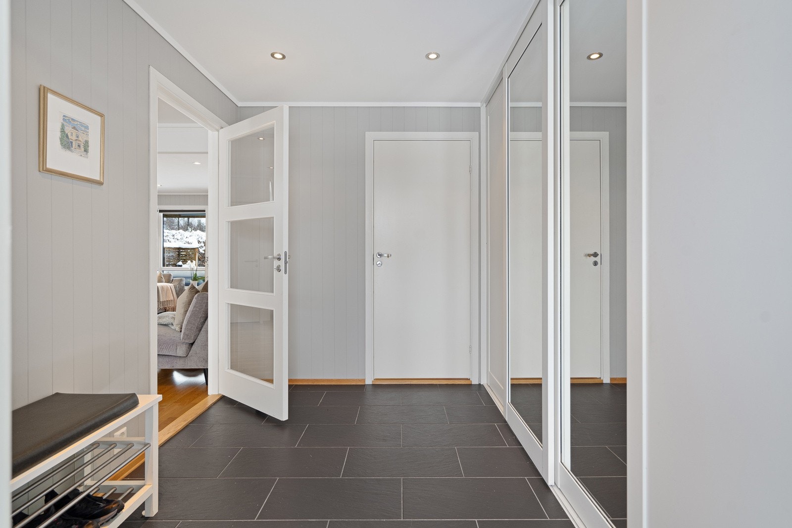 Romslig hall med stor skyvedørgarderobe og vaskerom/bad samt praktisk bod Galleribilde