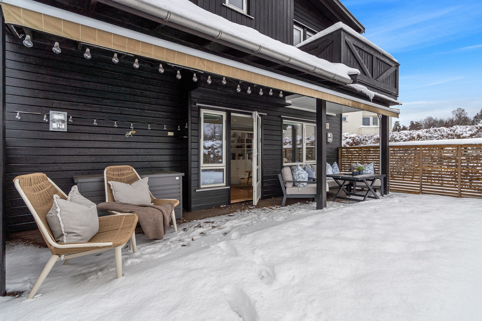 Meget solrik, lun og usjenert terrasse med delvis takoverbygg og terrassevarmere Galleribilde