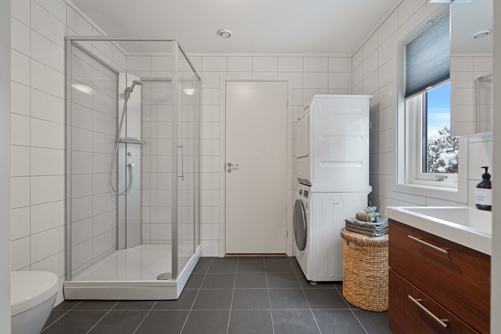 Bad/vaskerom med praktisk bod på innsiden Galleribilde