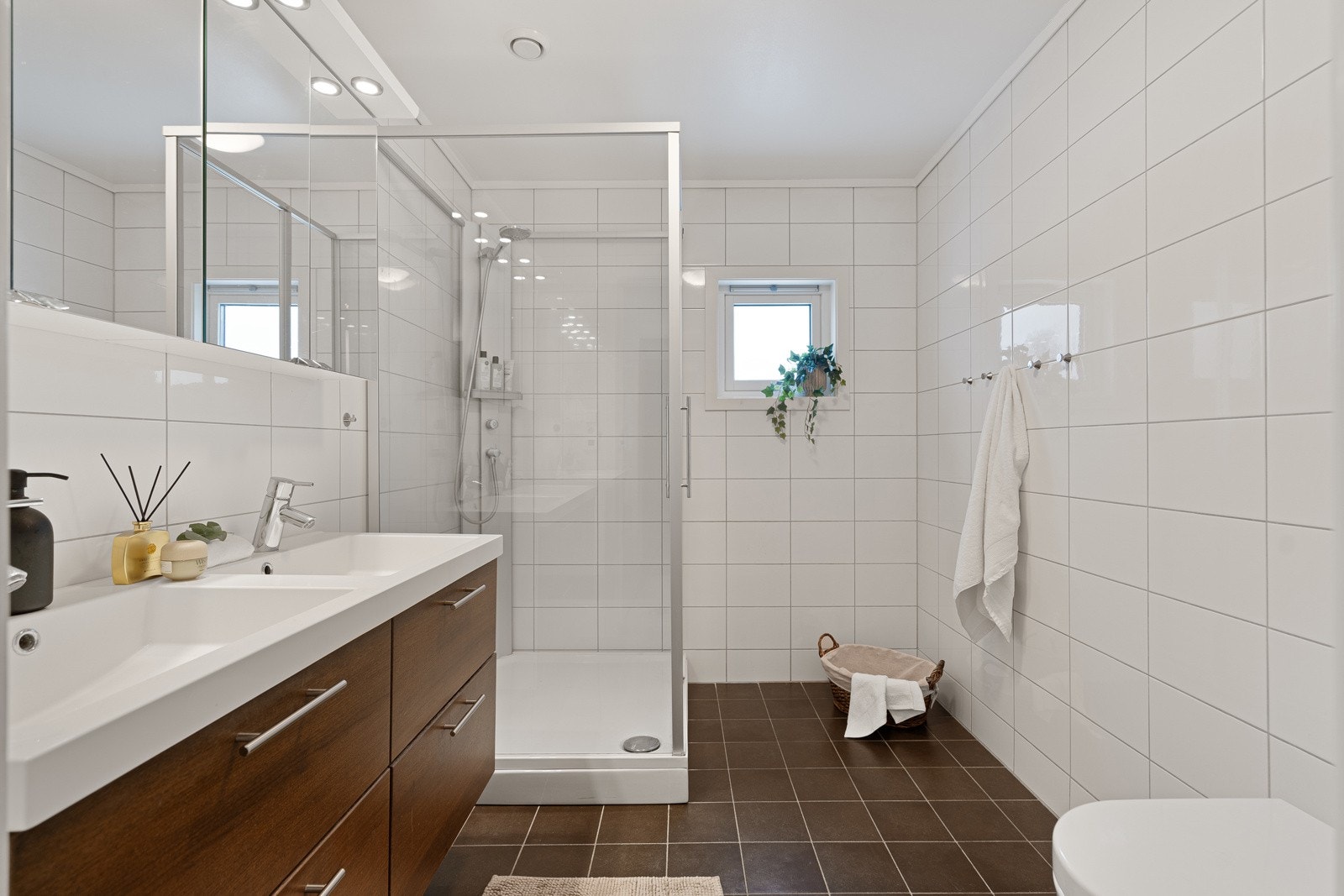 Bad i 2. etg med nyere baderomsinnredning Galleribilde