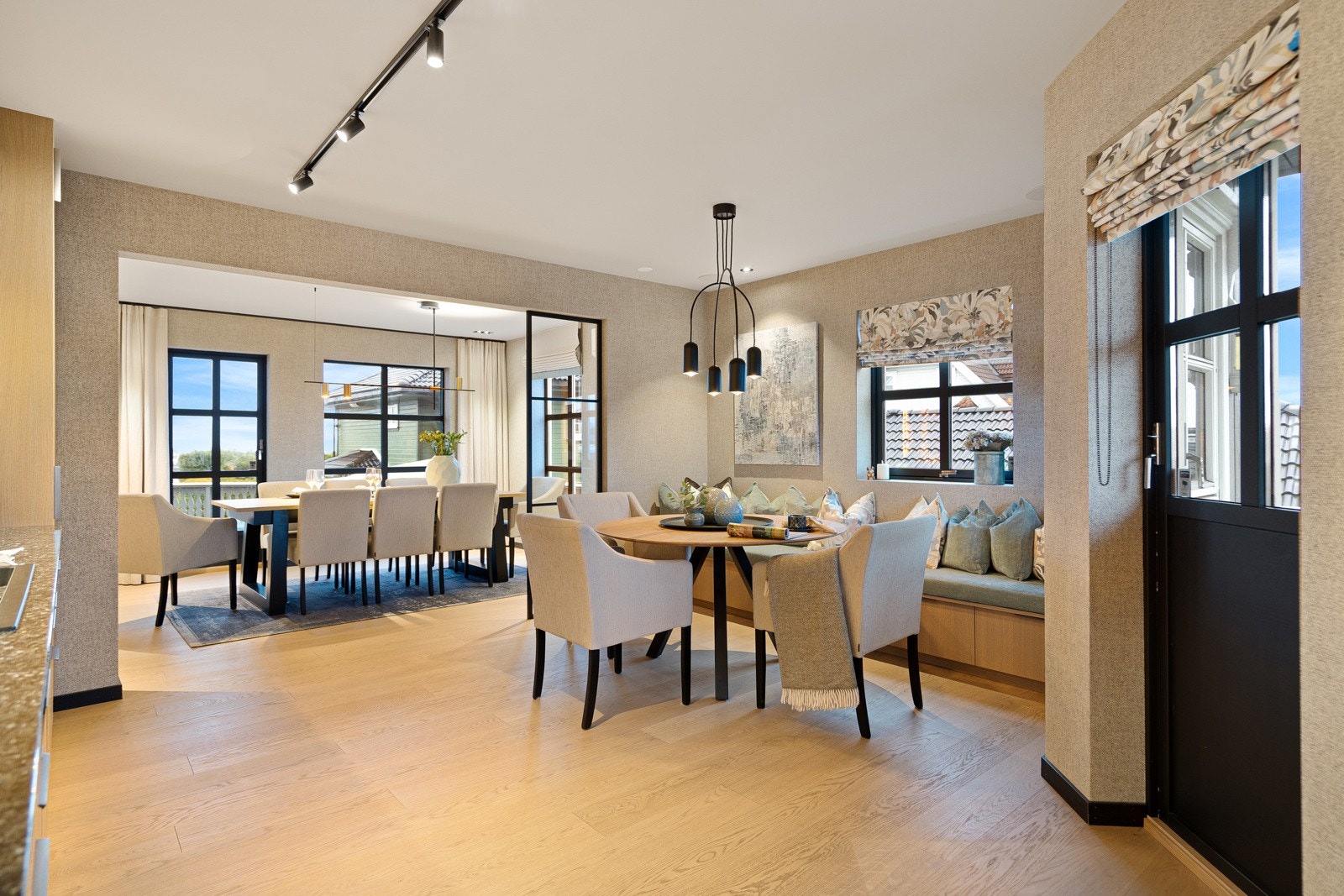 Stor spisestue med utg til terrasse Galleribilde