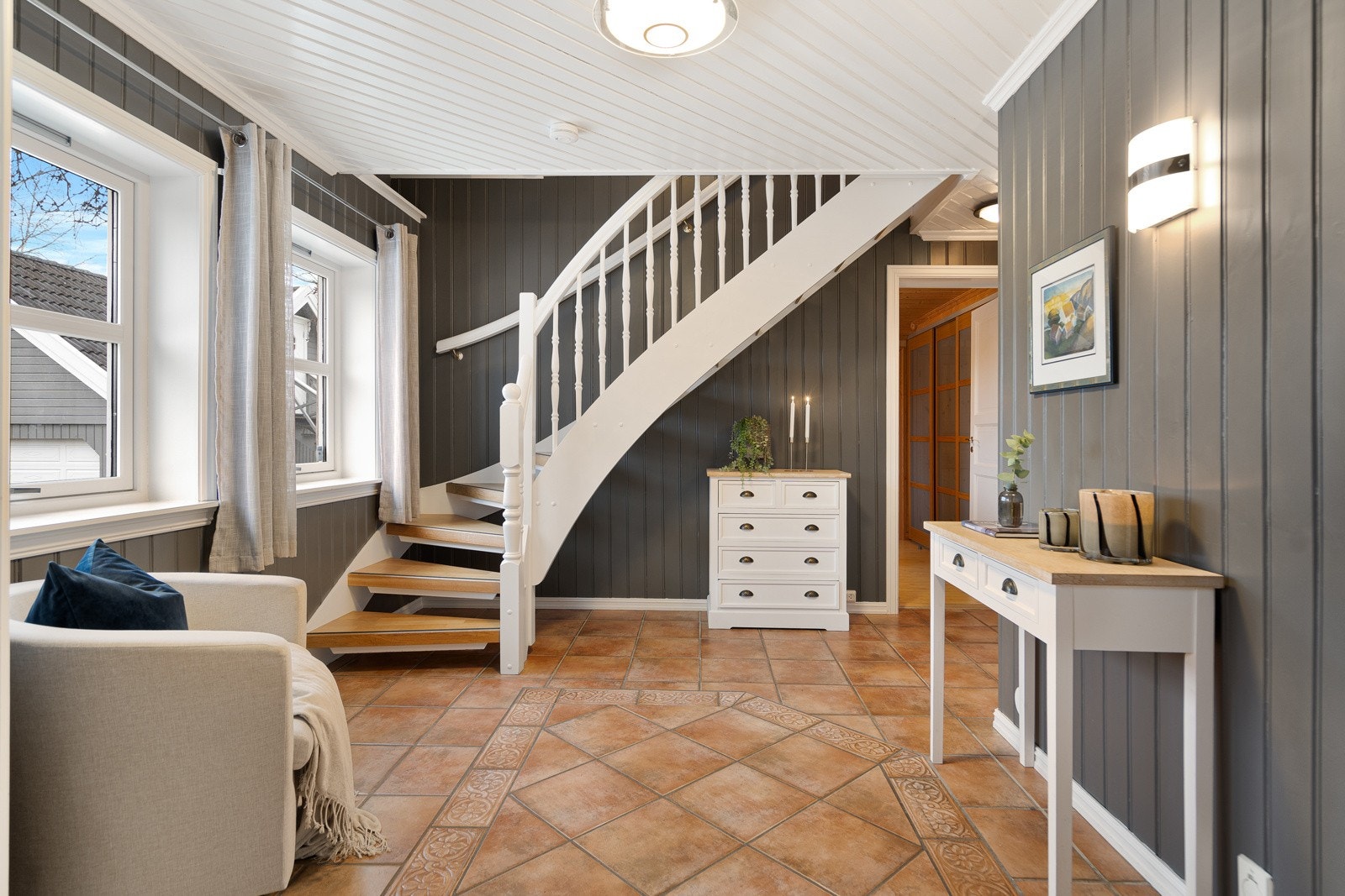 Underetasje med bad, vaskerom, soverom, og div boder Galleribilde