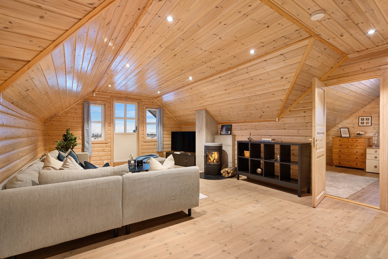 Loftstue med utg til utsiktsbalkong Galleribilde