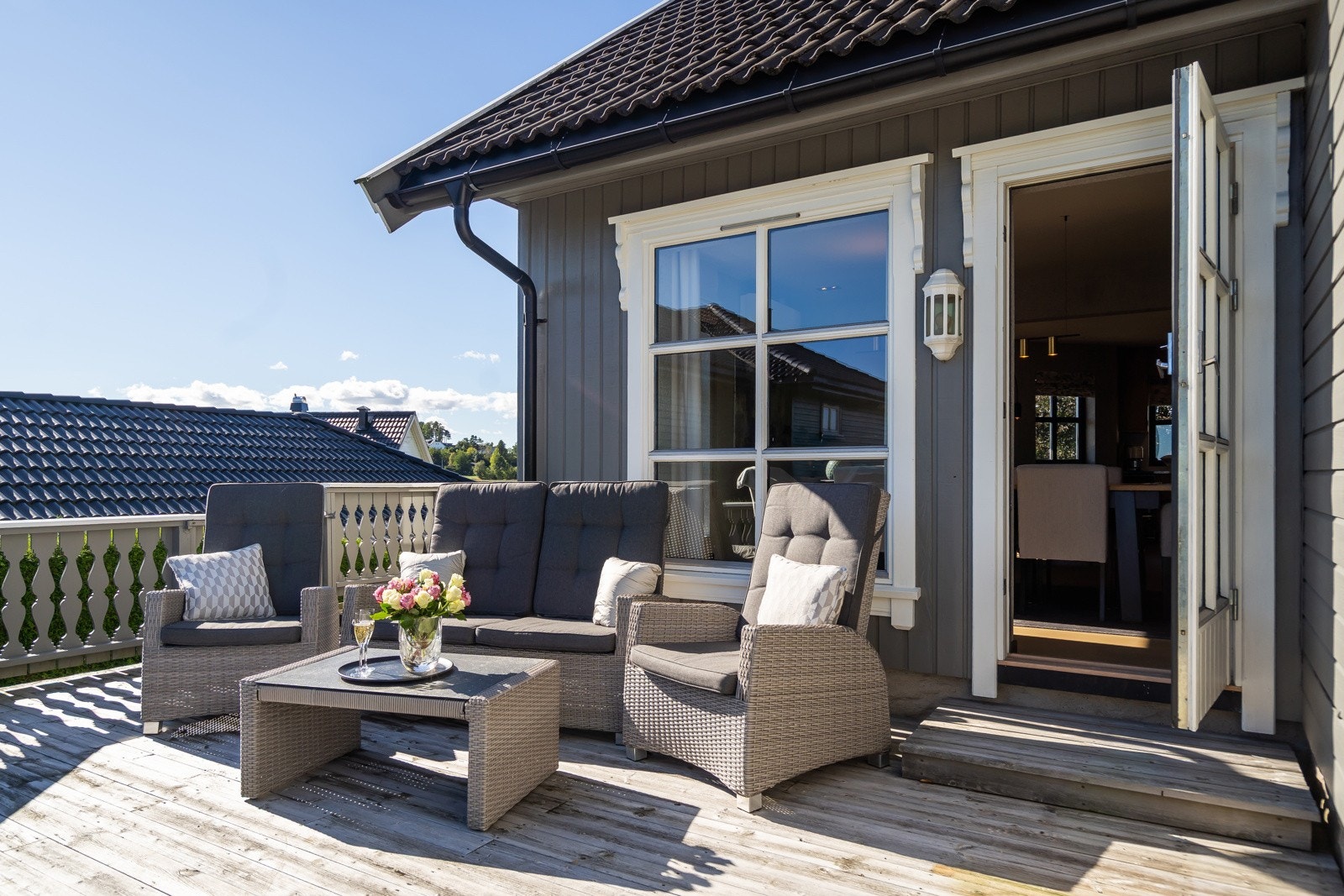 Solrik, lun og usjenert terrasse med sjøutsikt Galleribilde