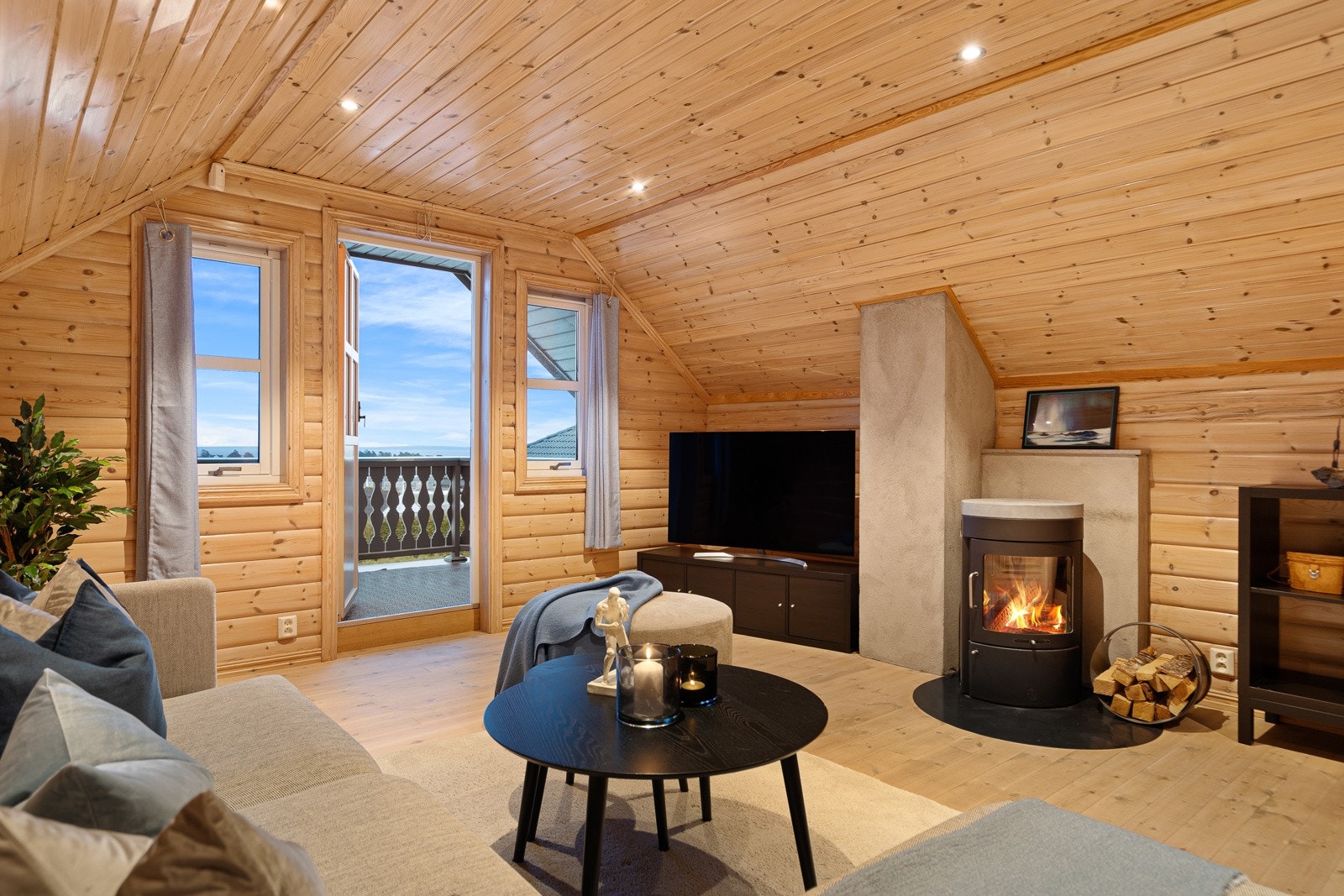 Loftetasjen har 3 soverom, bad og loftstue med rå utsikt Galleribilde