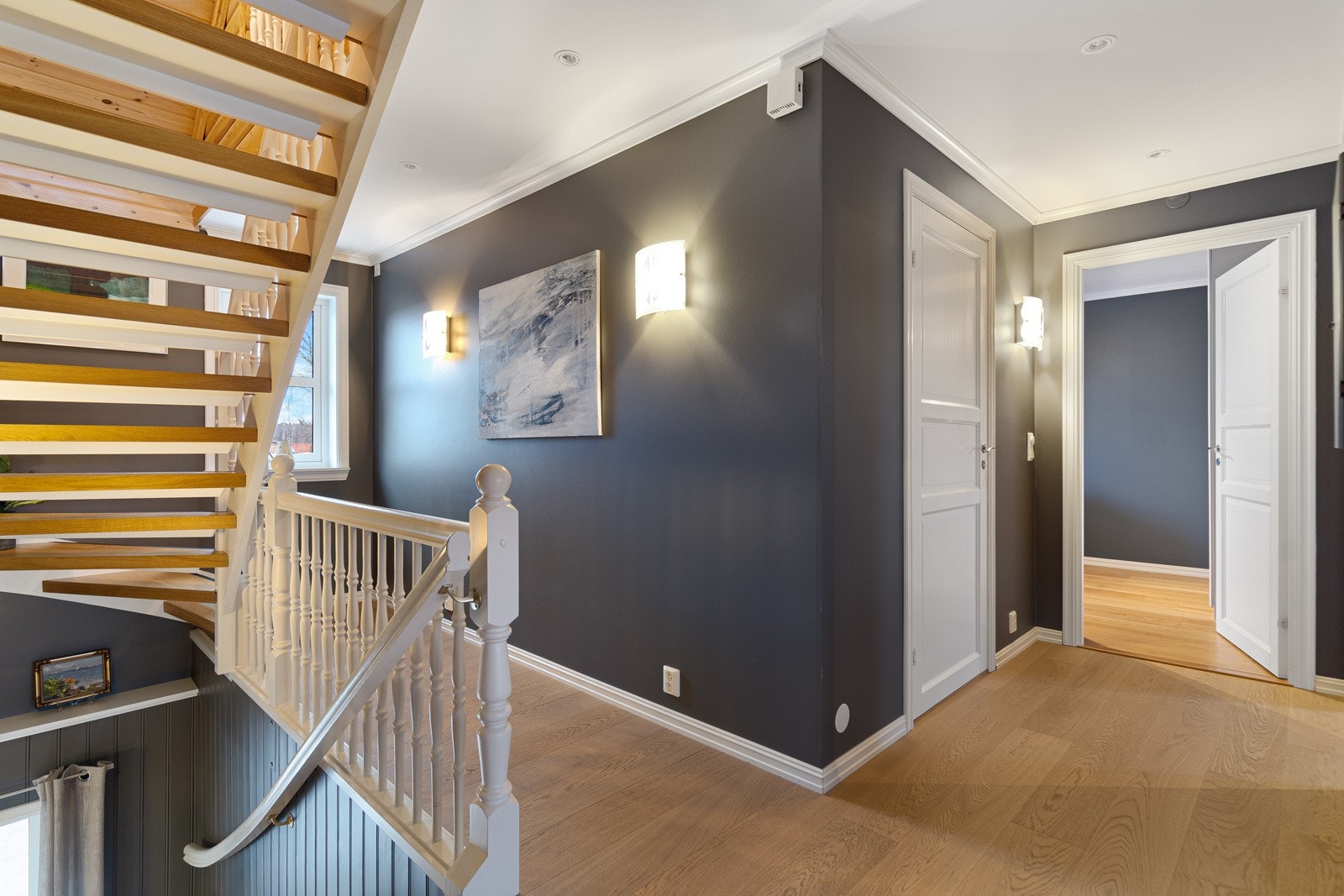 En solid trapp binder alle tre etasjene i sammen Galleribilde