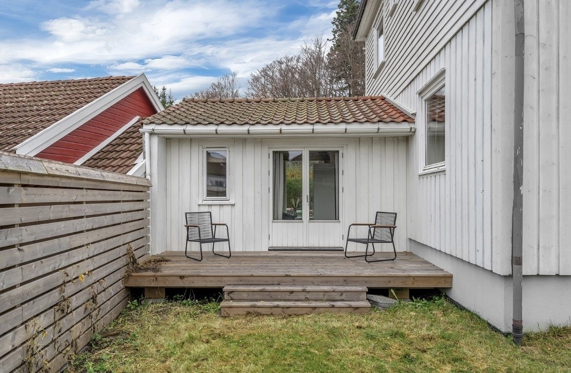 Terrasse utenfor stuen, her kommer det en grill når sommeren nærmer seg. Galleribilde