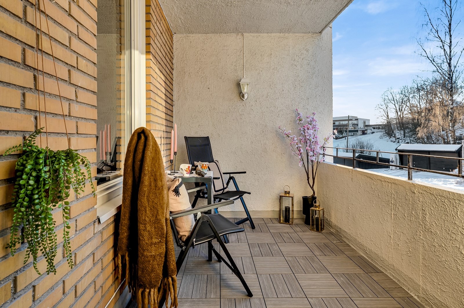 Fra stuen er det utgang til en 7m² vestvendt veranda, der gulv er dekket med komposittheller. Utelys og stikk på vegg Galleribilde