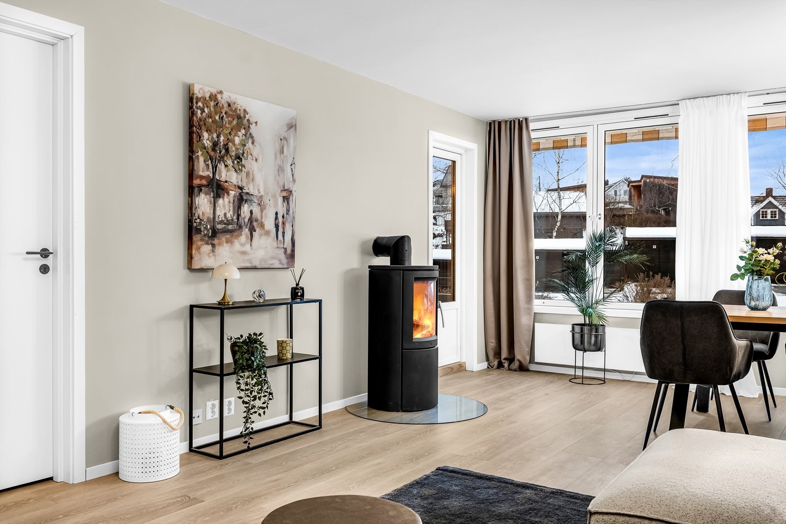 Peis i stuen bidrar til en lun og hyggelig atmosfære. Galleribilde