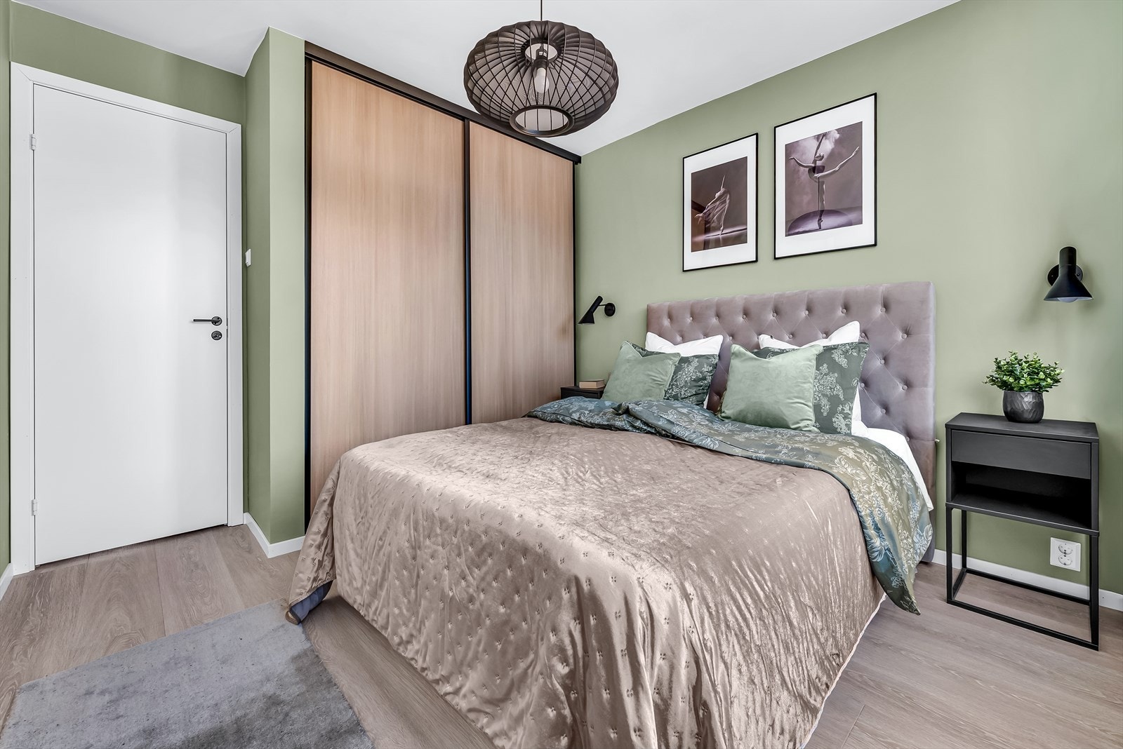 Leiligheten hadde opprinnelig tre soverom, men er under oppussingen ombygget til fire soverom med en gjennomtenkt og funksjonell planløsning. Galleribilde