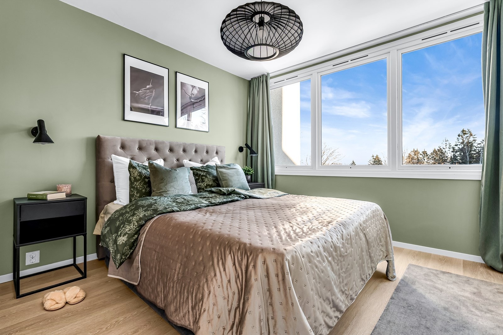 Hovedsoverommet har god plass til dobbeltseng og nattbord. Rommet har stort vindu med fint utsyn og gode lysforhold. Galleribilde