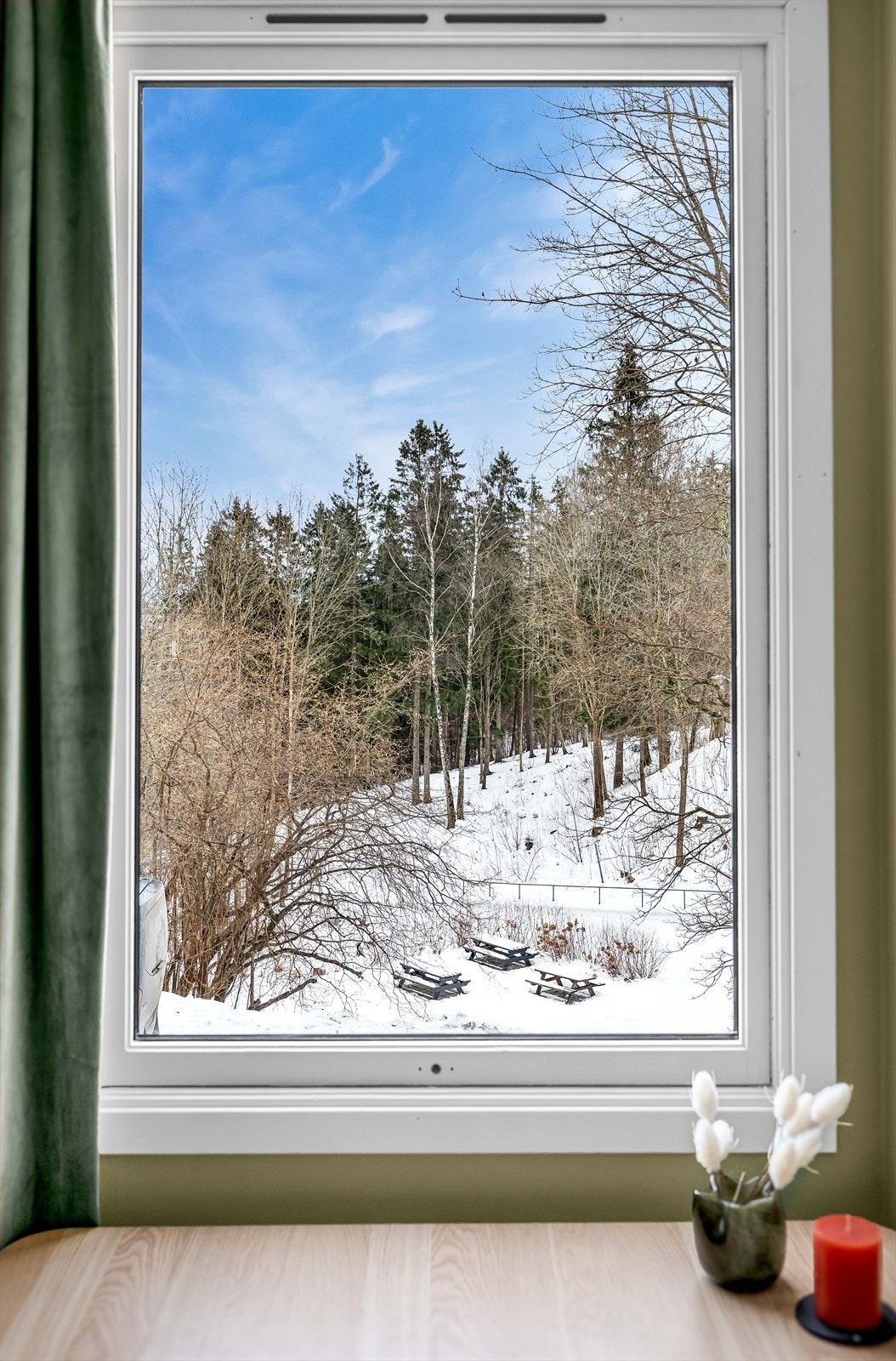 Rommet har fint utsyn fra vinduet. Galleribilde