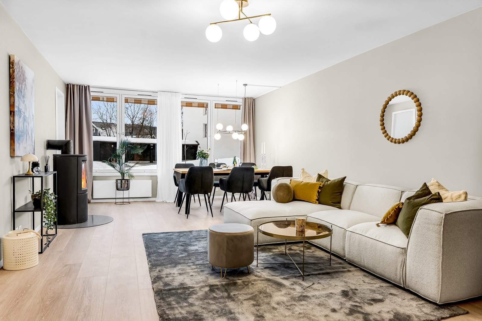 Velkommen til denne nyoppussede og lekre 5-roms selveierleilighet på Jong i Sandvika. Leiligheten ble i 2025 pusset opp og fremstår lys og luftig med gjennomgående god standard. Galleribilde