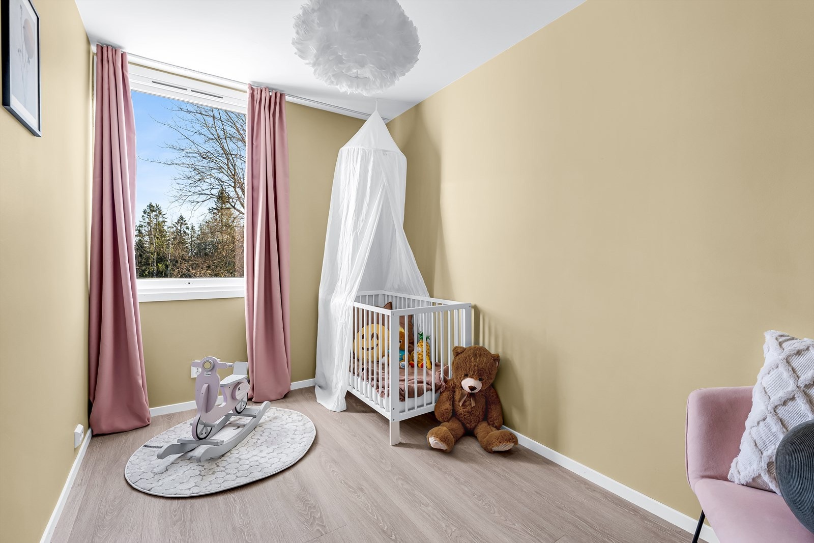 Også dette rommet har vindu med fint utsyn og gode lysforhold. Galleribilde