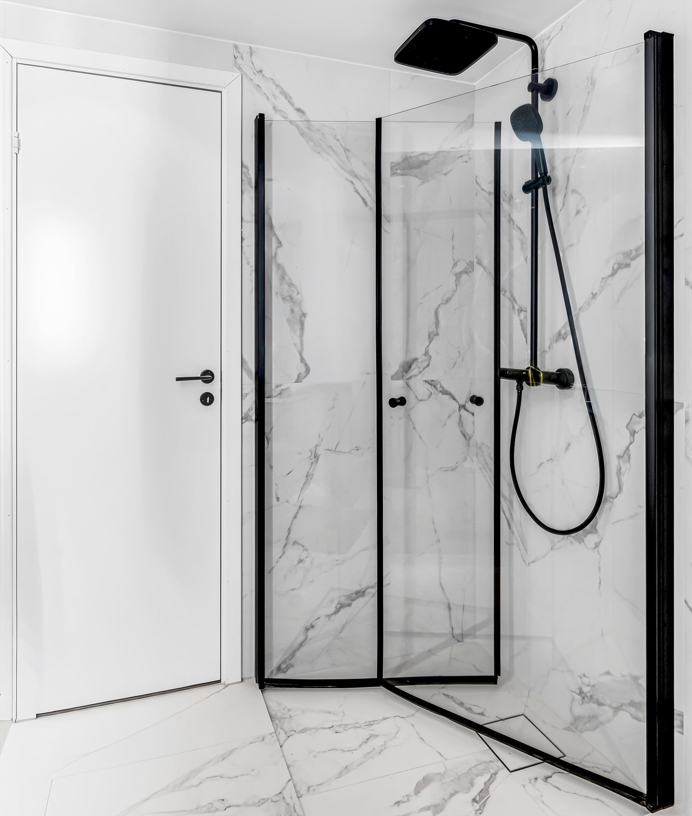 Stilrent dusjhjørne med dører i glass. Galleribilde