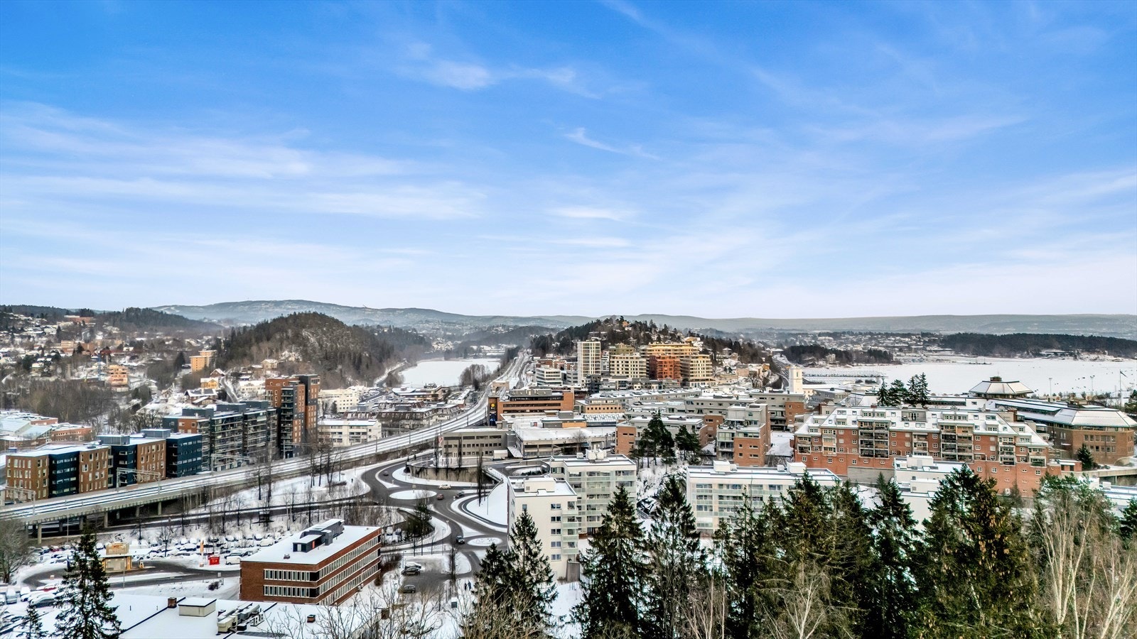 Sandvika sentrum, Kadettangen og Kalvøya er også i nærheten, og området byr på flotte turmuligheter og en hyggelig atmosfære. Galleribilde