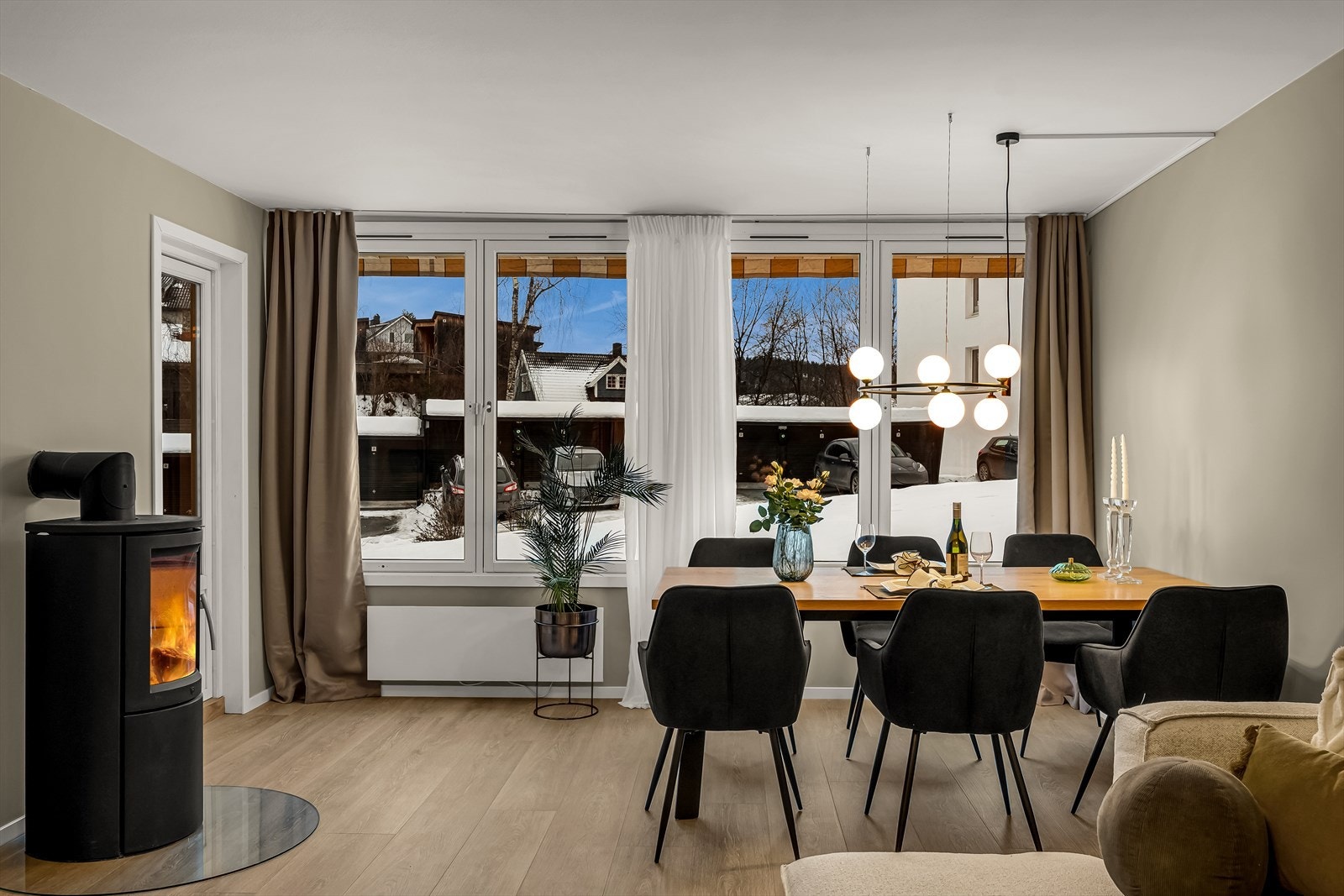 Det er montert markise på utsiden av stuevinduet. Galleribilde