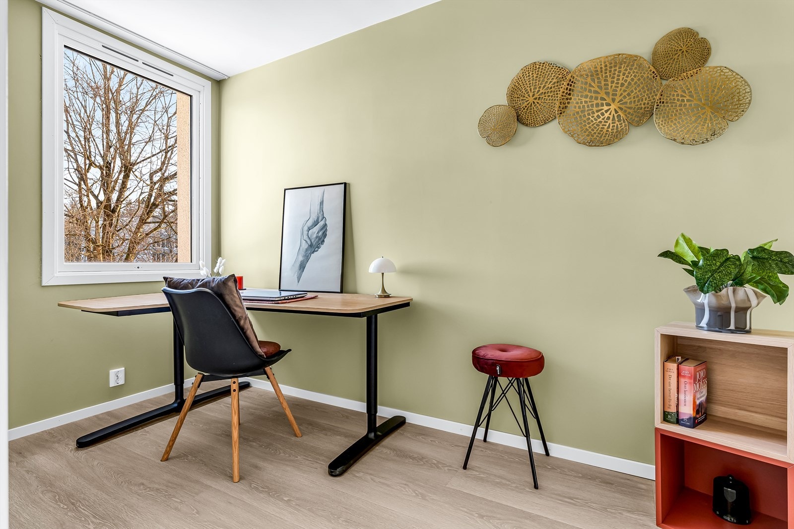 Lyst og trivelig for hjemmekontor, barnerom eller gjesterom. Galleribilde