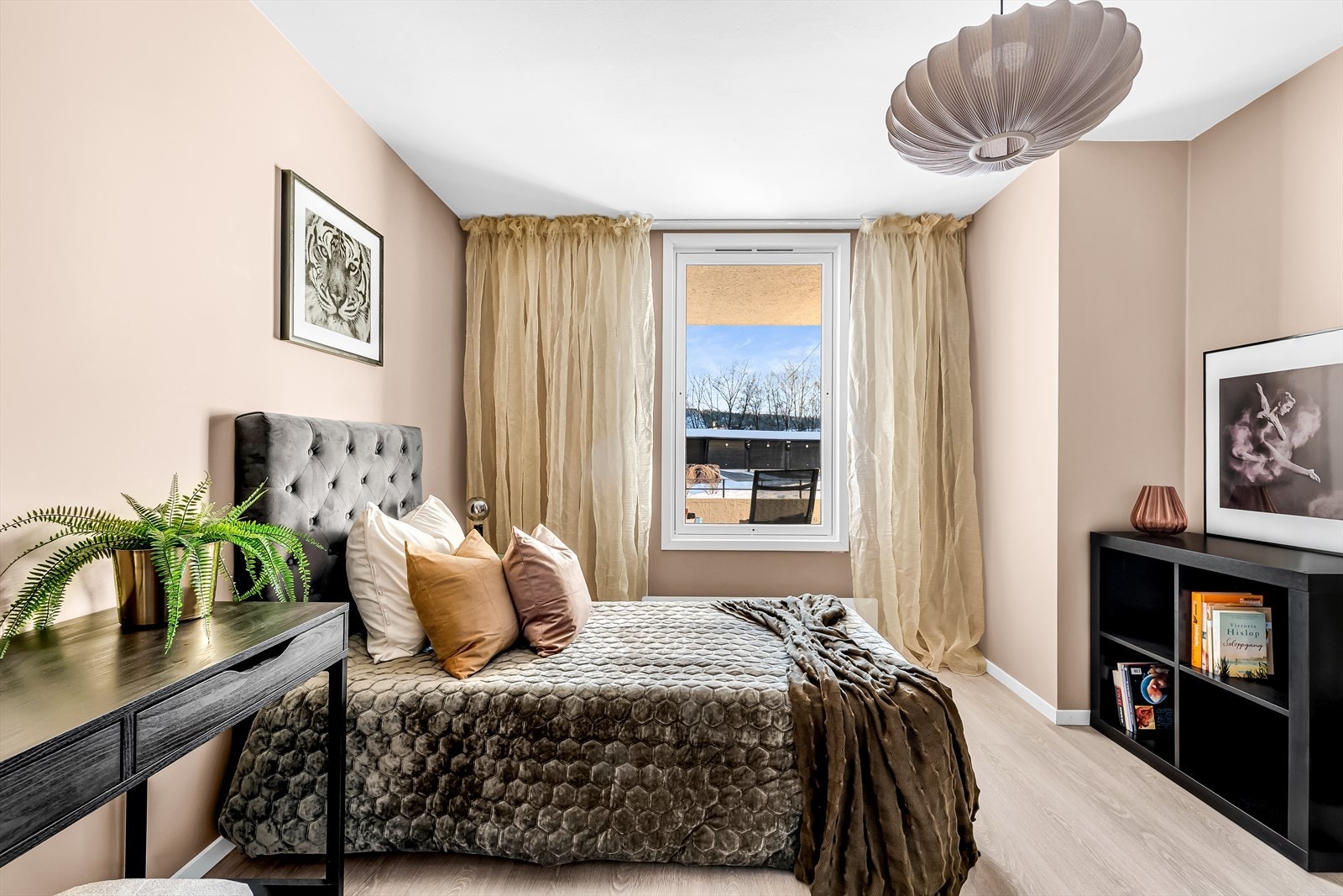 Dette var opprinnelig hovedsoverommet i leiligheten, og rommet egner seg fortsatt godt som hovedsoverom, alternativt barnerom eller gjesterom. Galleribilde