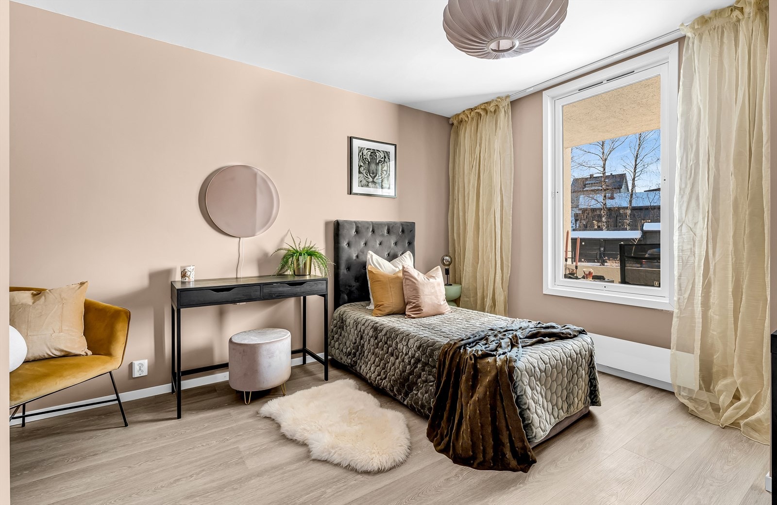 Soverom nummer to er også av god størrelse, med plass til dobbeltseng, nattbord og garderobe. Galleribilde