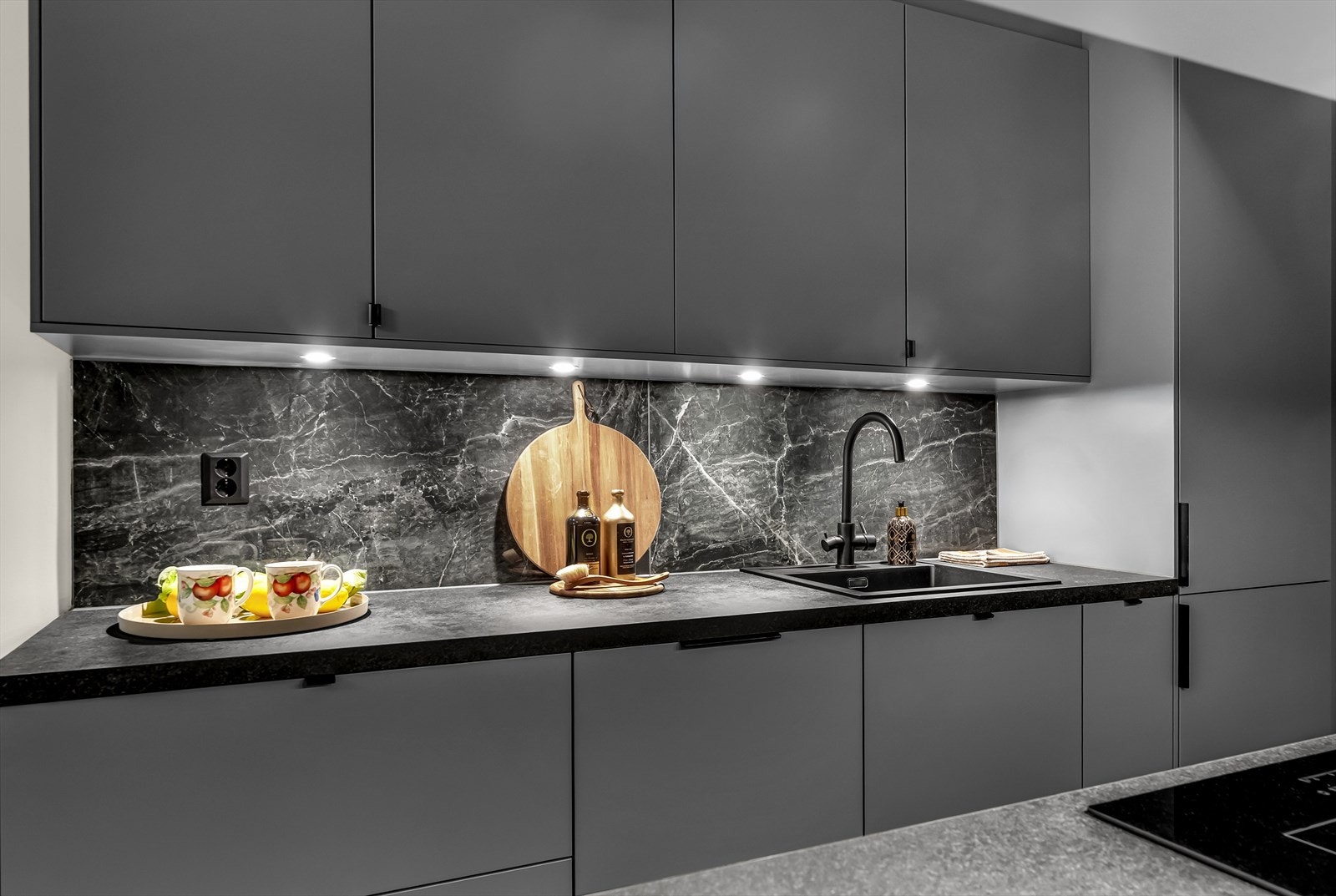 Den laminerte benkeplaten kombineres med sort komposittkum og ettgreps blandebatteri, noe som gir et stilrent helhetsinntrykk. Galleribilde