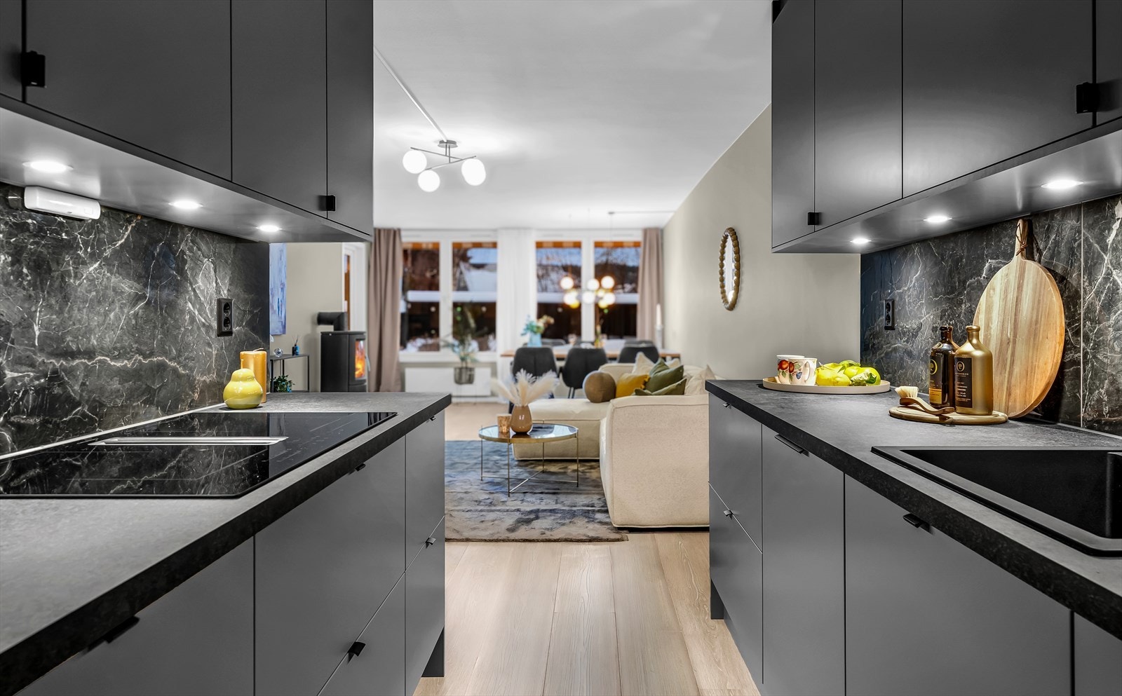 Moderne kjøkken i åpen løsning gir gode sosiale soner i leiligheten. Galleribilde