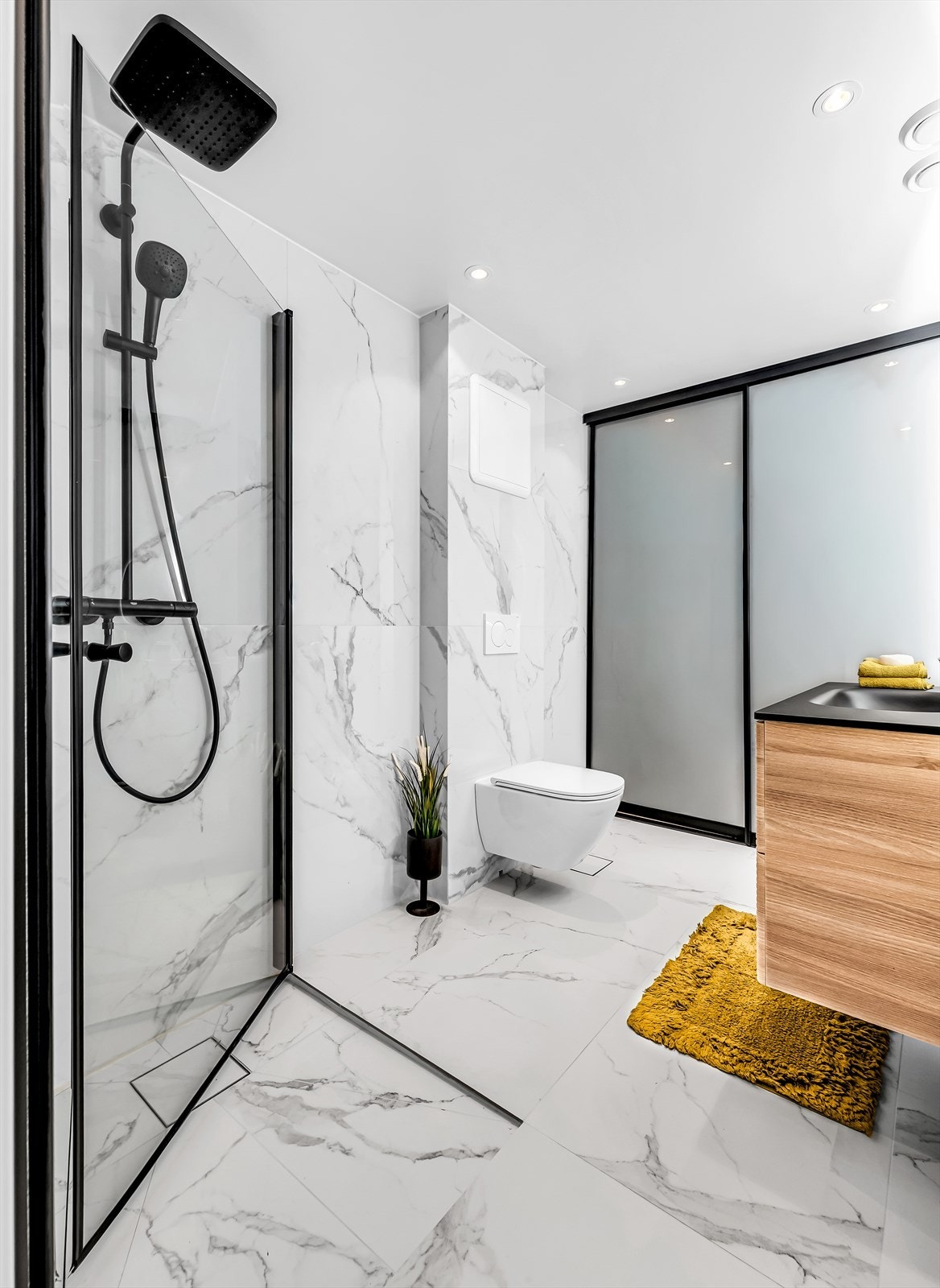 Det er valgt pene og moderne fliser på vegger og gulv. Det er varme i gulv. Galleribilde