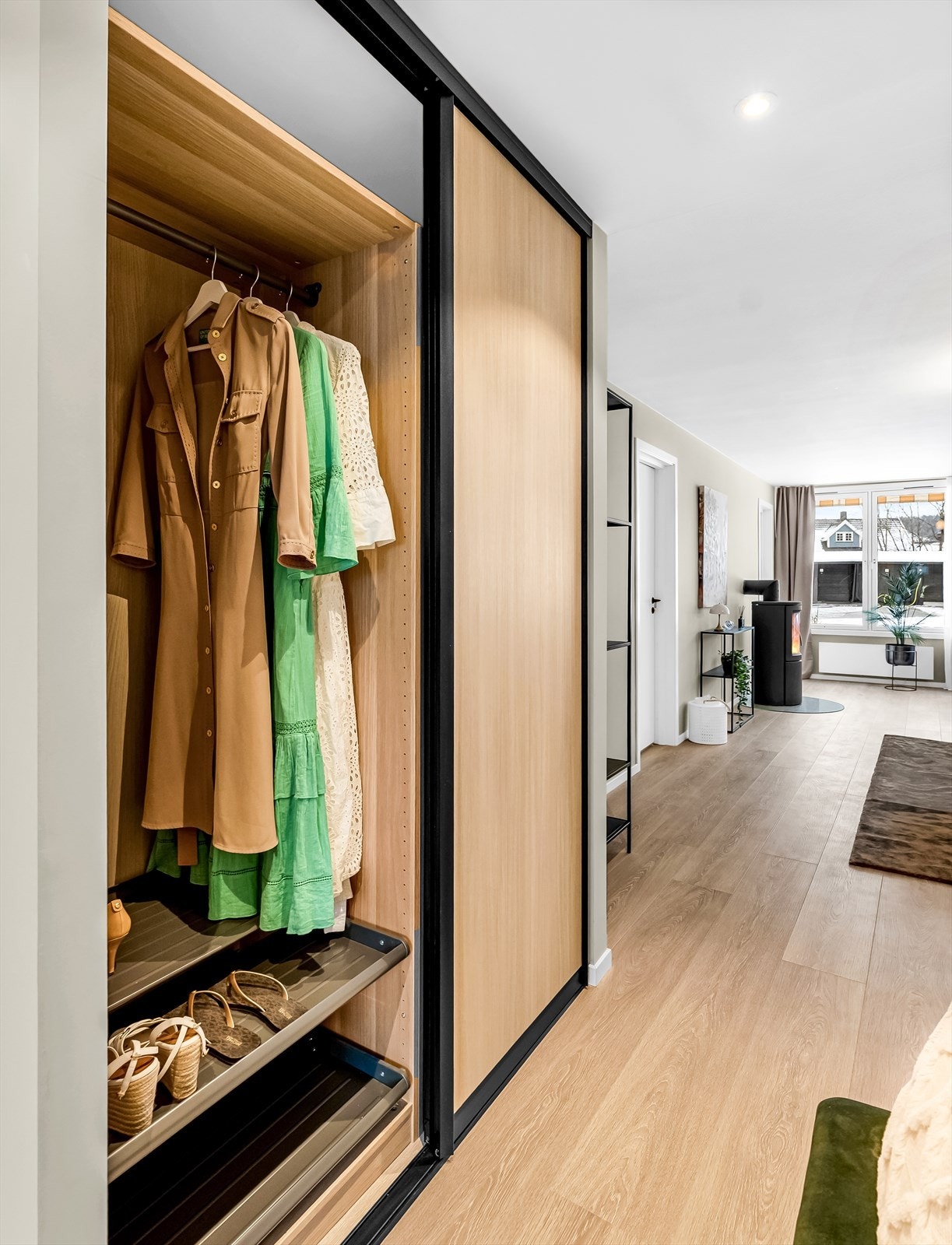 Praktisk entré med god oppbevaringsplass. Galleribilde