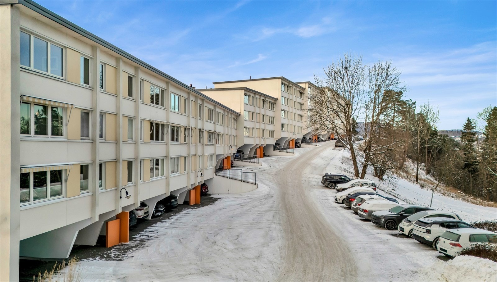 Til leiligheten følger det med to boder i underetasjen, samt en biloppstillingsplass under tak/carport. Galleribilde