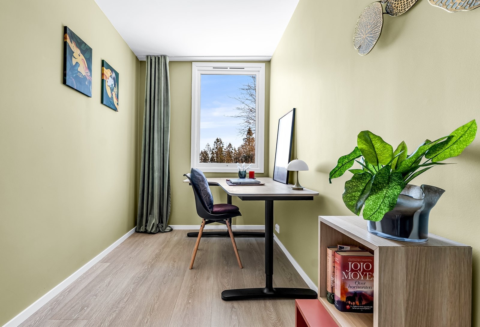 Rommet har god plass til skrivebord og oppbevaring. Galleribilde