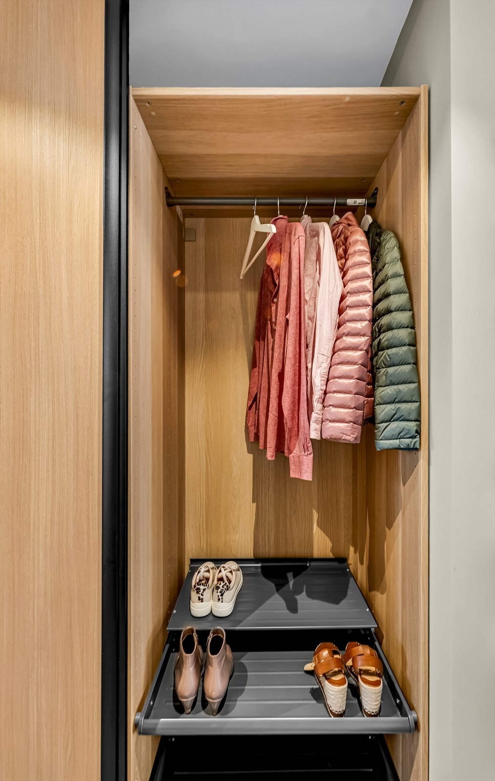 Garderobeskap i entrè gir god plass til oppbevaring av yttertøy og sko. Galleribilde