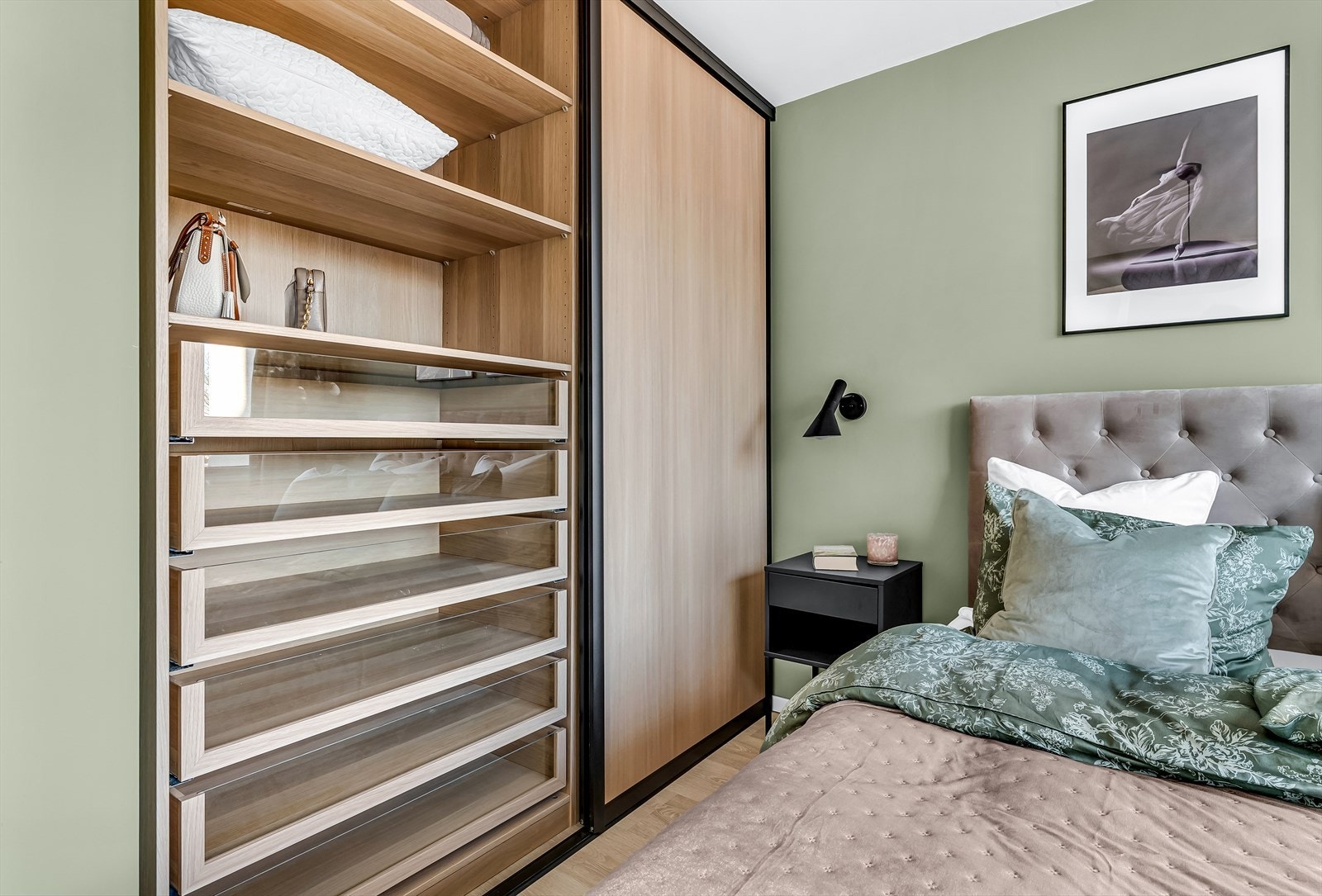 Hovedsoverommet er innredet med en svært funksjonell garderobeløsning. Galleribilde