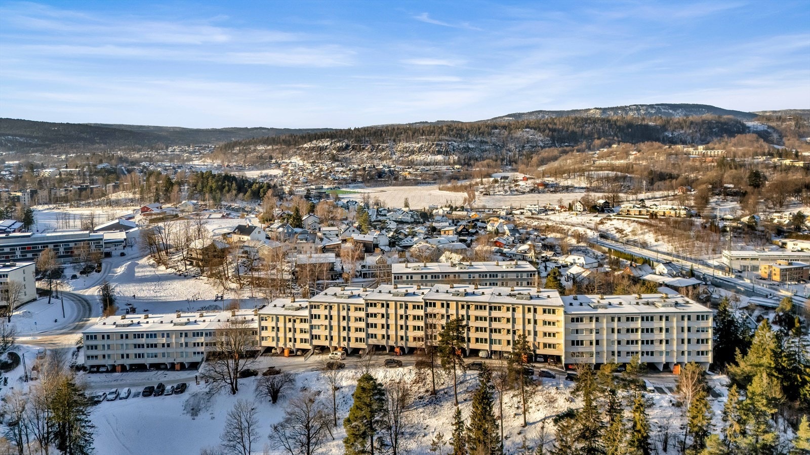Jongsstubben 11 ligger i et attraktivt boområde med en god miks av leiligheter og villabebyggelse, kjent for sin barnevennlige og sentrale beliggenhet Galleribilde