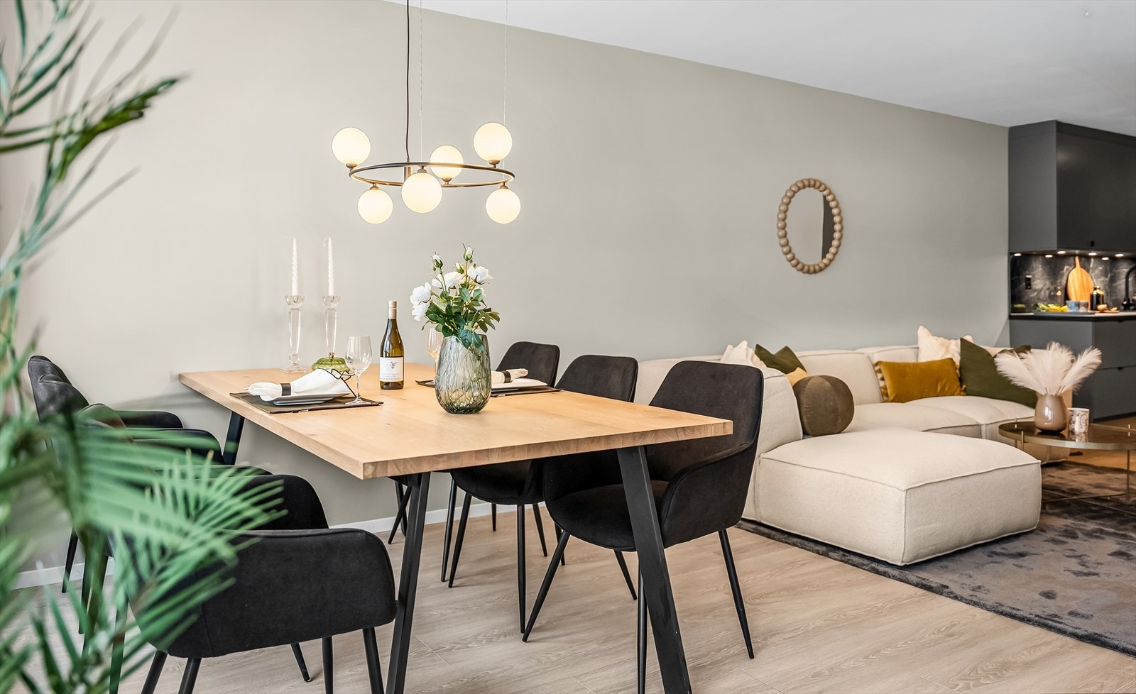 Moderne planløsninger kjennetegnes ofte med åpne planløsninger, nøytrale fargepaletter for bred appell. Dette gir en romslig stue/-kjøkkenløsning der man har god plass til en familie eller et eldre par. Galleribilde