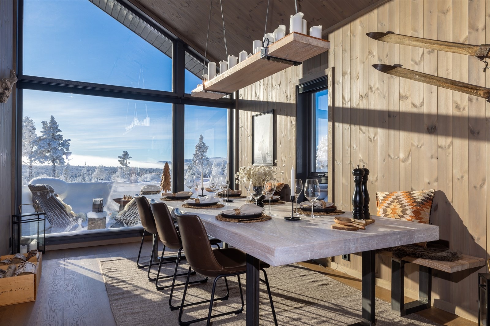 Spisestue med plass til hele familien og venner Galleribilde