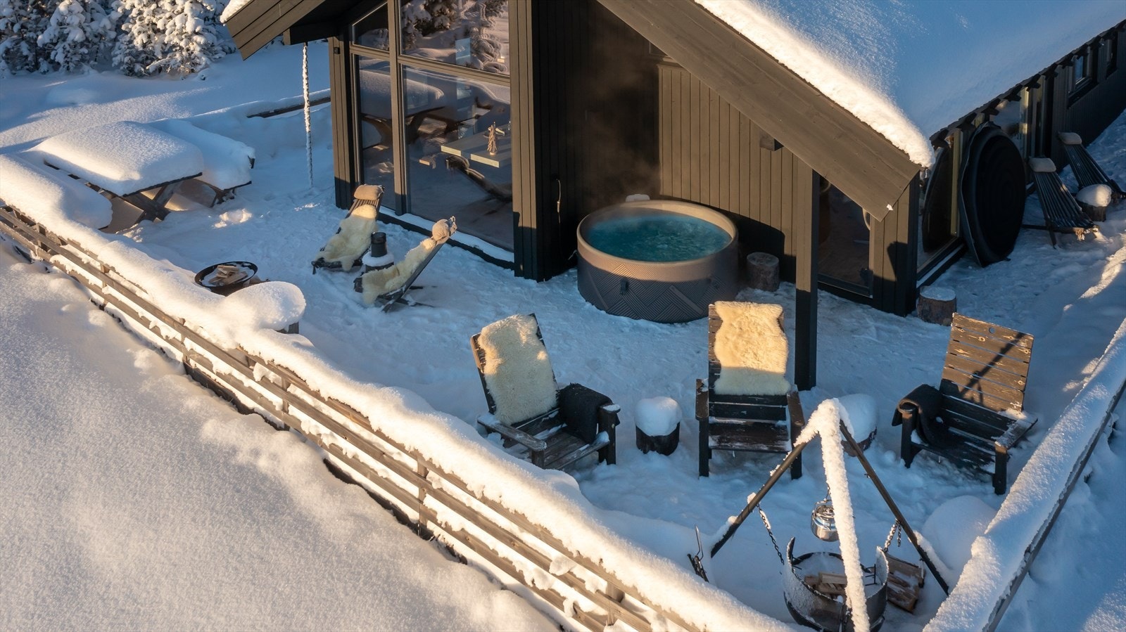 Det perfekte oppsettet. Bålplasser, spiseplass og utendørs boblebad Galleribilde