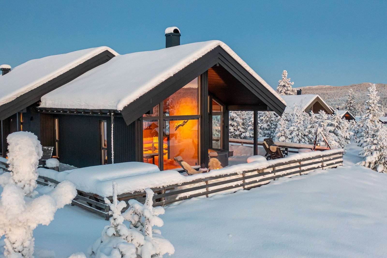 Terrassen gir sjelefred med sol og utsikt. Her har du vintersolen på dagtid og sommersolen sent på kvelden. Perfekt kombinasjon Galleribilde