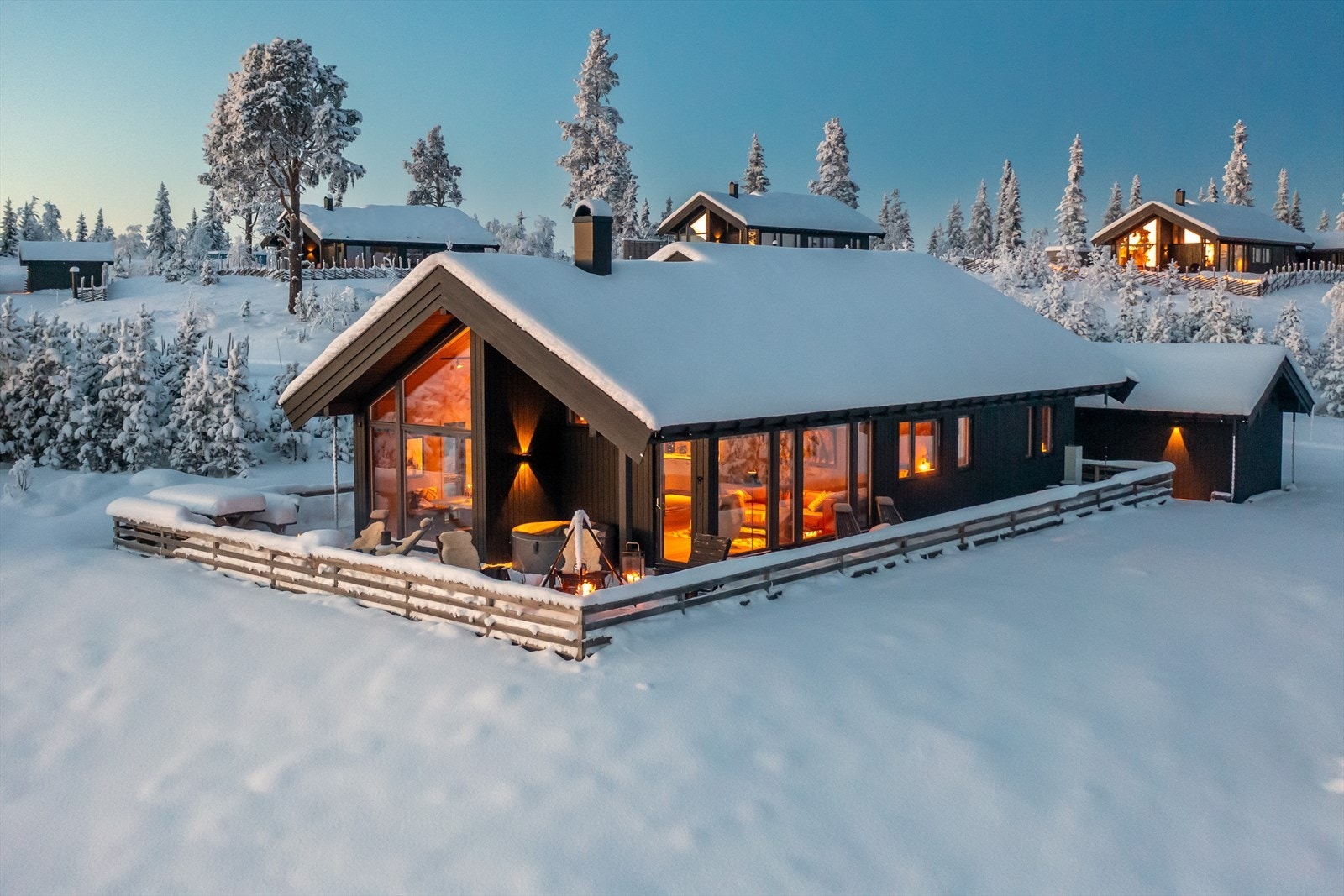 Utvendig panel er blitt beiset 3 strøk og utvendig vinduer er blitt malt opp 2 størk. Særdeles velholdt og fin Galleribilde