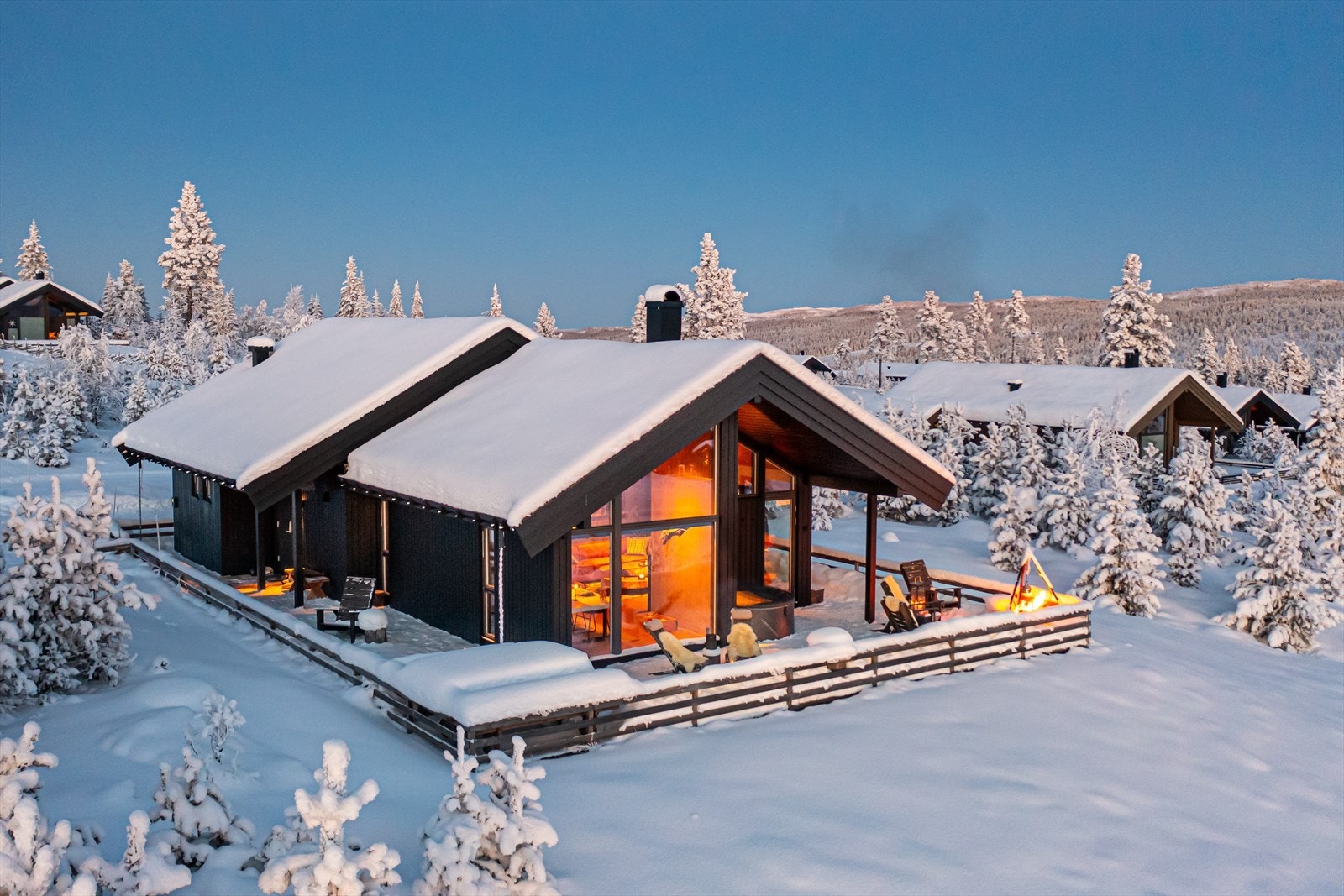Svært praktisk hytte med store vindusflater og en terrasse som strekker seg fra øst mot nordvest. Her kan du gå tørrskodd til boden. Sola hele dagen, samt sen kveldssol sommerstid Galleribilde