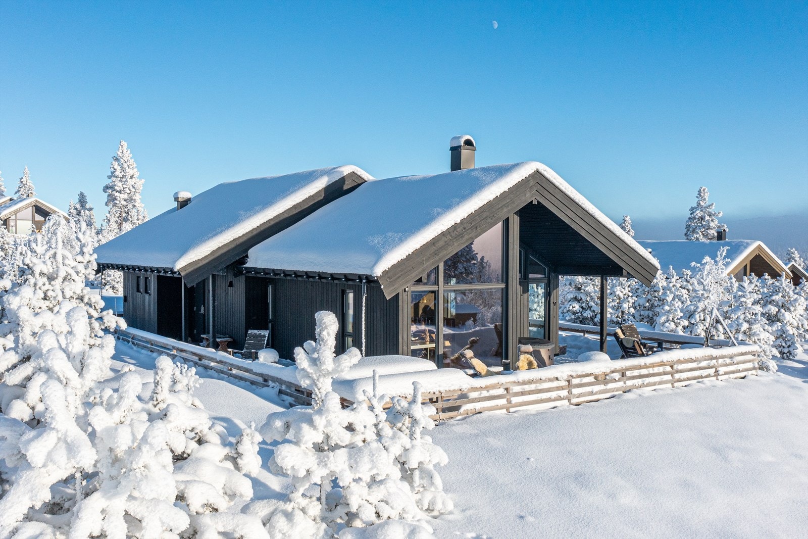 Velkommen til Synstevassgutu 8 på Synstevassåsen. Hytta ligger høyt og fritt ytterst på en åsrygg med panoramautsikt. Her får du upåklagelige sol- og utsiktsforhold Galleribilde