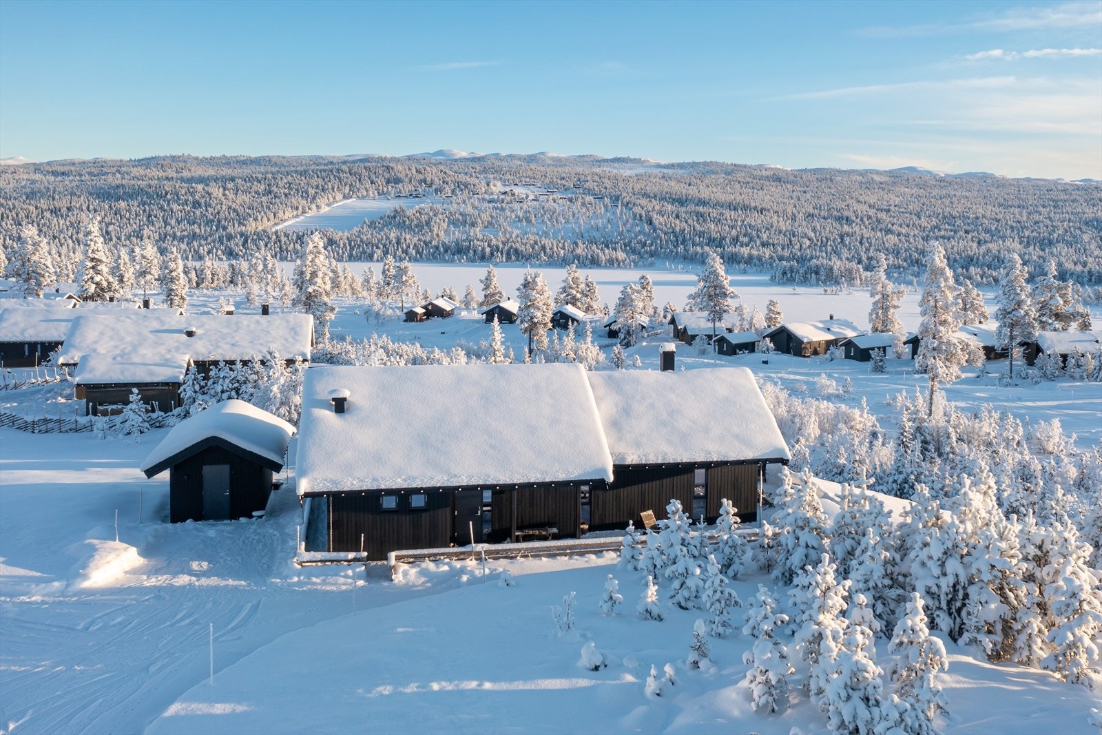 Kort vei ned til Synstevatn, hvor det er etablert gapahuk og brygge som man kan benytte seg av. Hyggelig bade og fiskemuligheter for barn Galleribilde